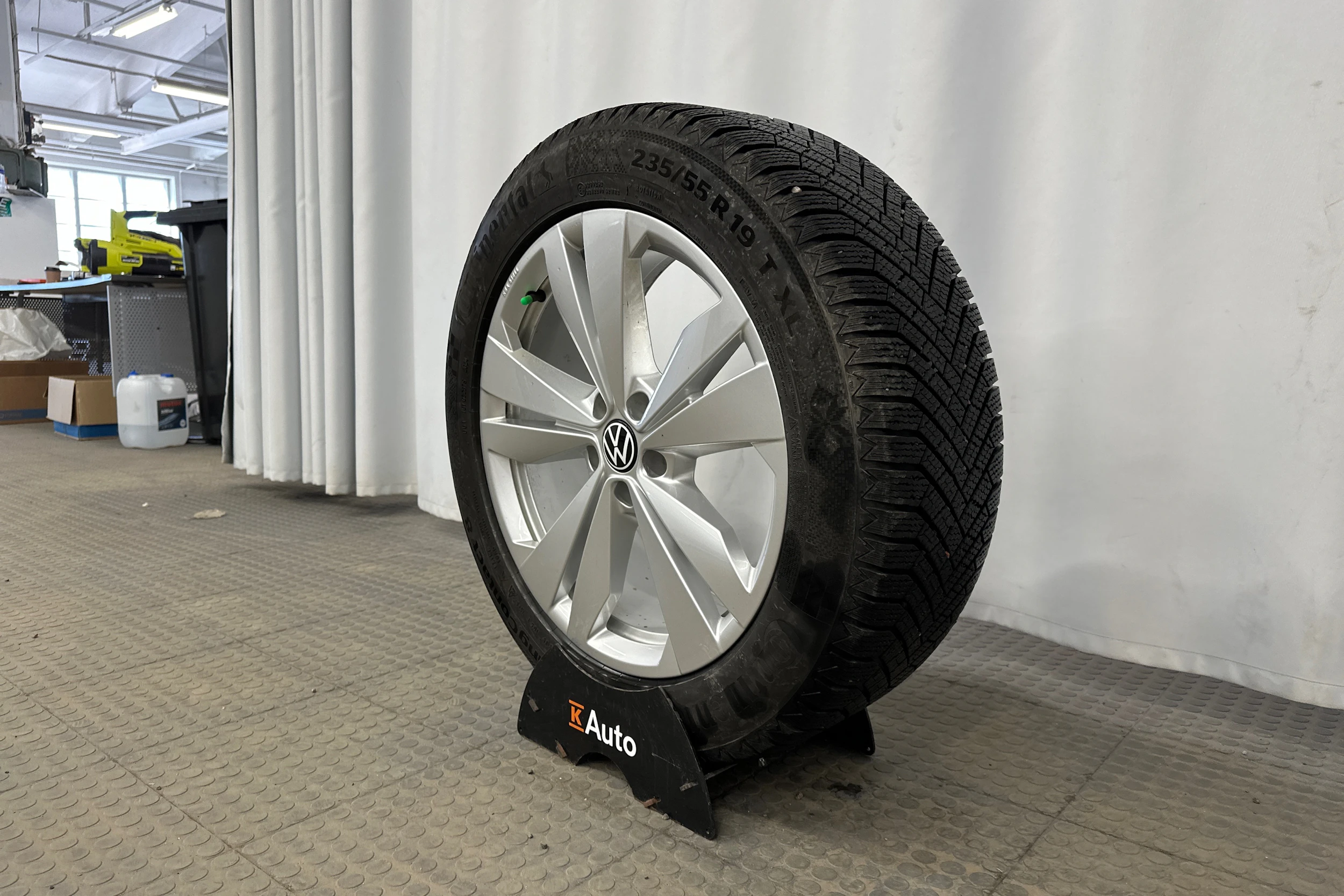 valkoinen Volkswagen ID.4 2024 kuva 10.