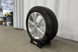 valkoinen Volkswagen ID.4 2024 kuva 10.