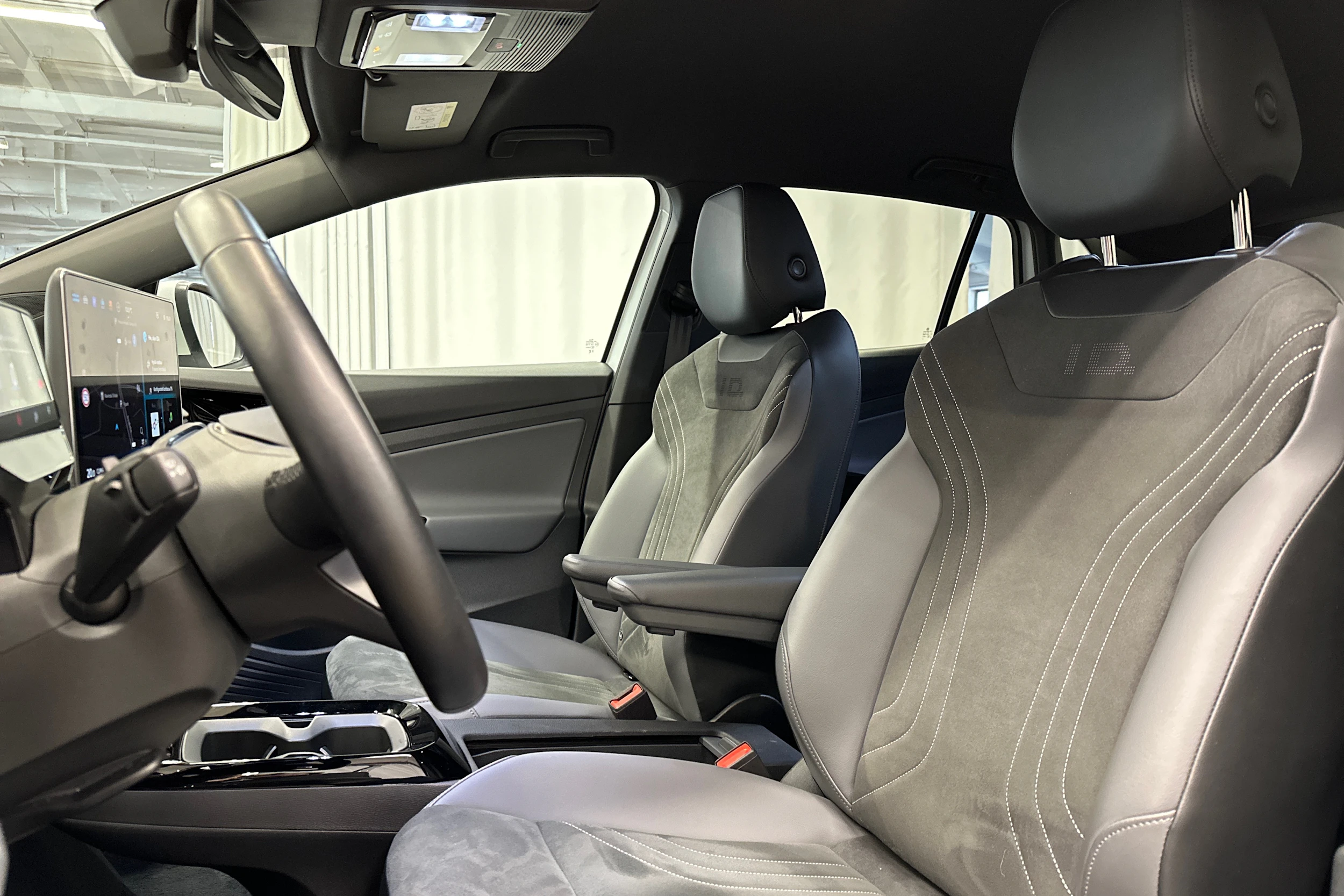 valkoinen Volkswagen ID.4 2024 kuva 11.