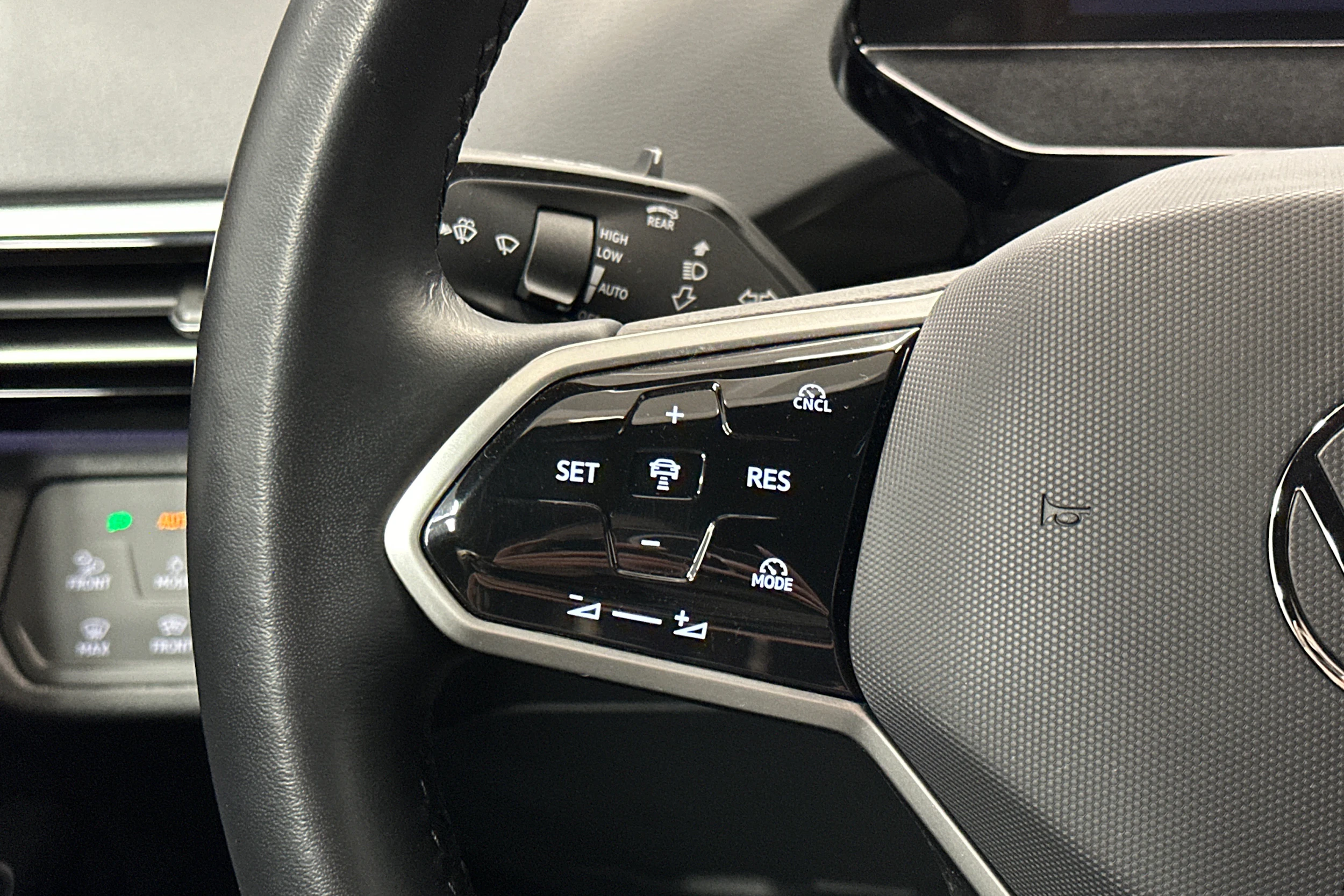 valkoinen Volkswagen ID.4 2024 kuva 13.