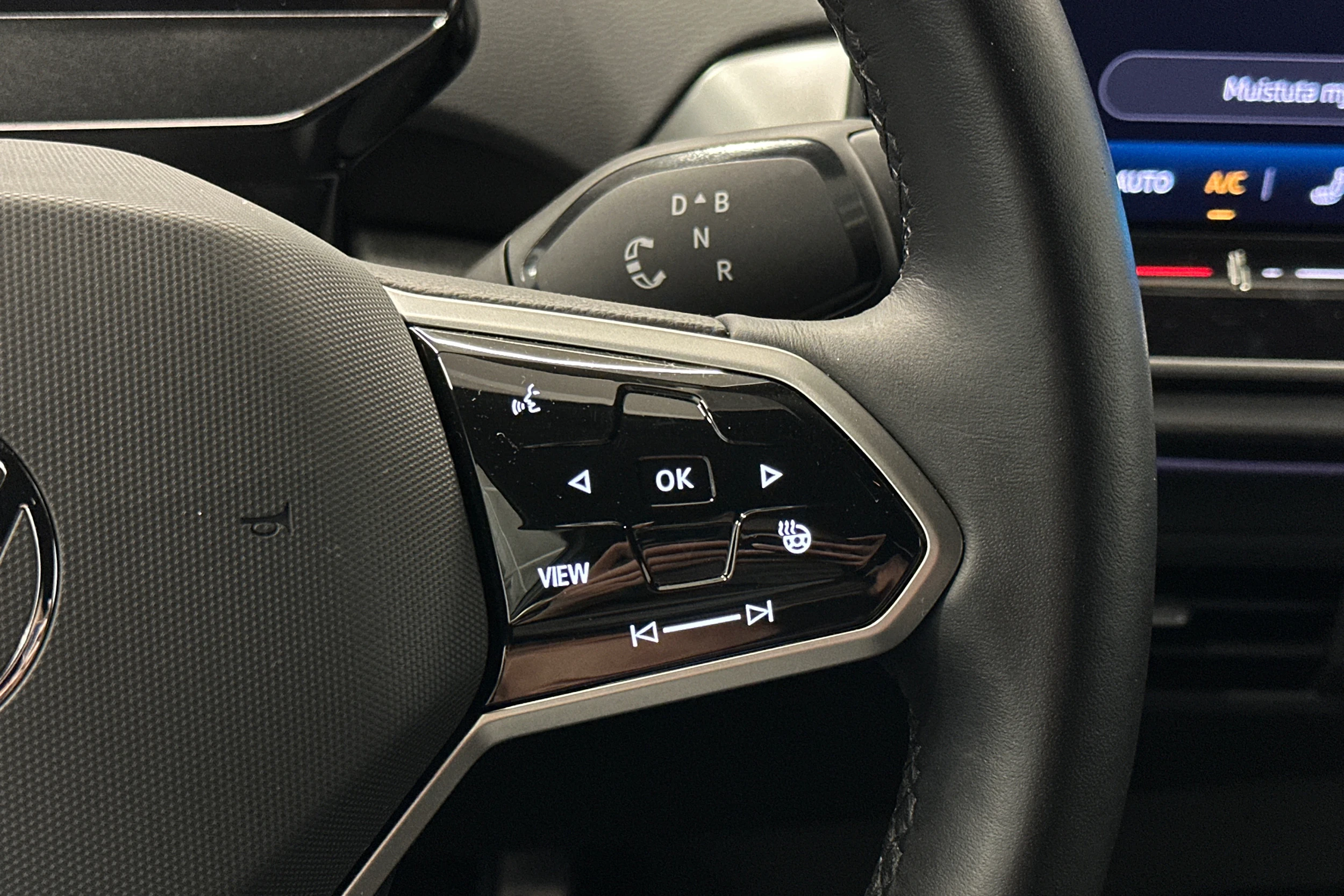 valkoinen Volkswagen ID.4 2024 kuva 14.