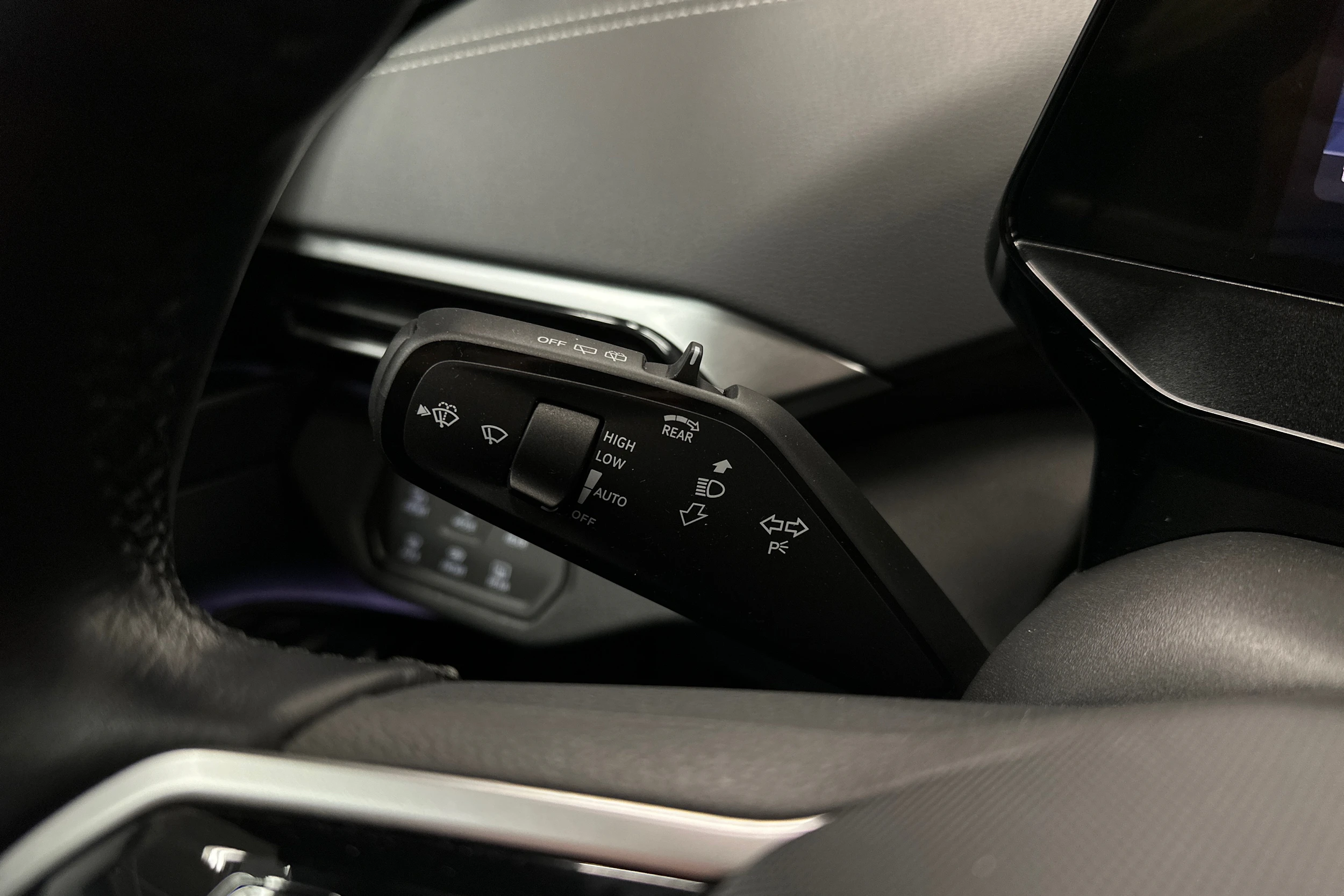 valkoinen Volkswagen ID.4 2024 kuva 17.