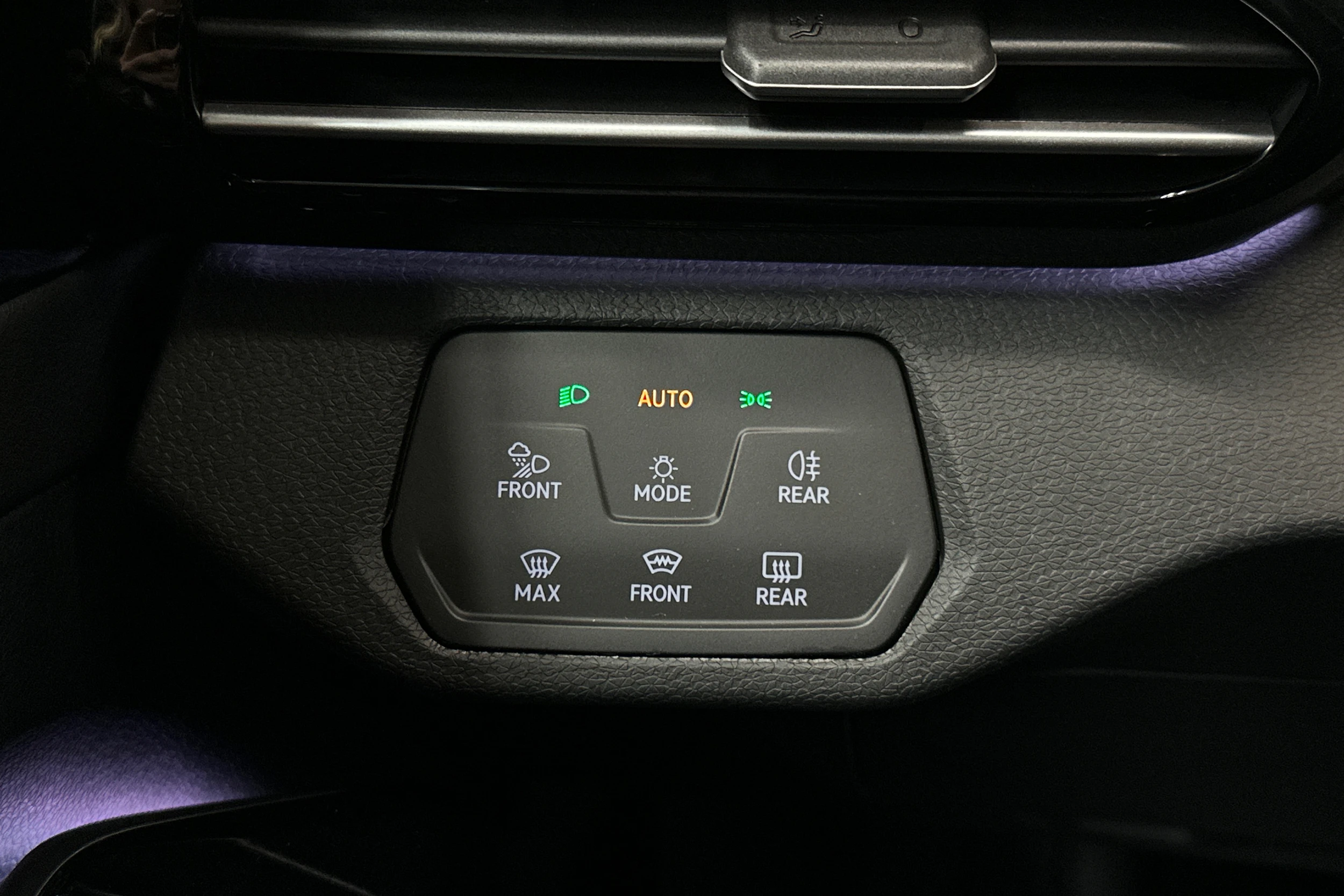 valkoinen Volkswagen ID.4 2024 kuva 18.