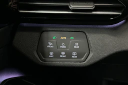 valkoinen Volkswagen ID.4 2024 kuva 18.