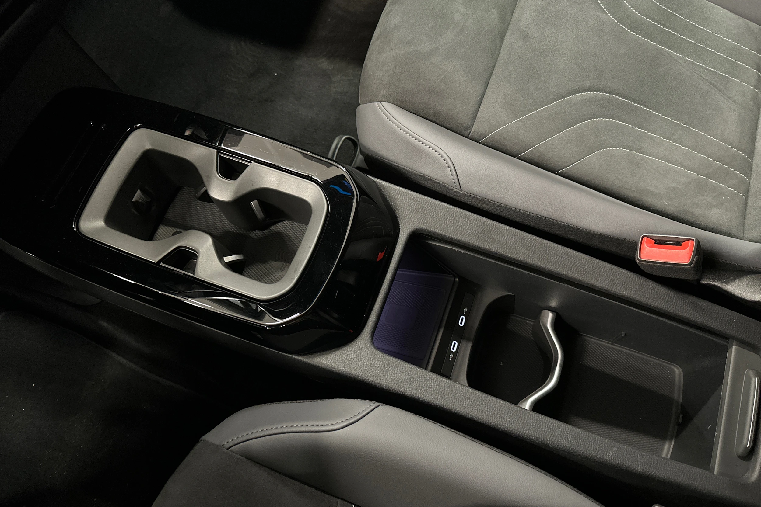 valkoinen Volkswagen ID.4 2024 kuva 19.