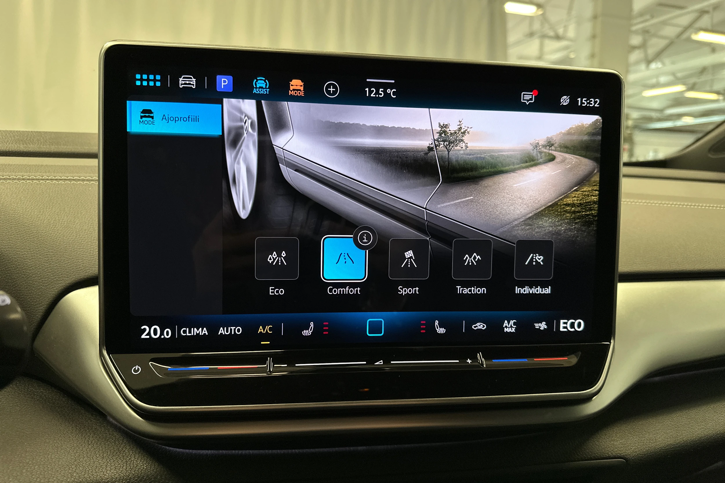 valkoinen Volkswagen ID.4 2024 kuva 27.