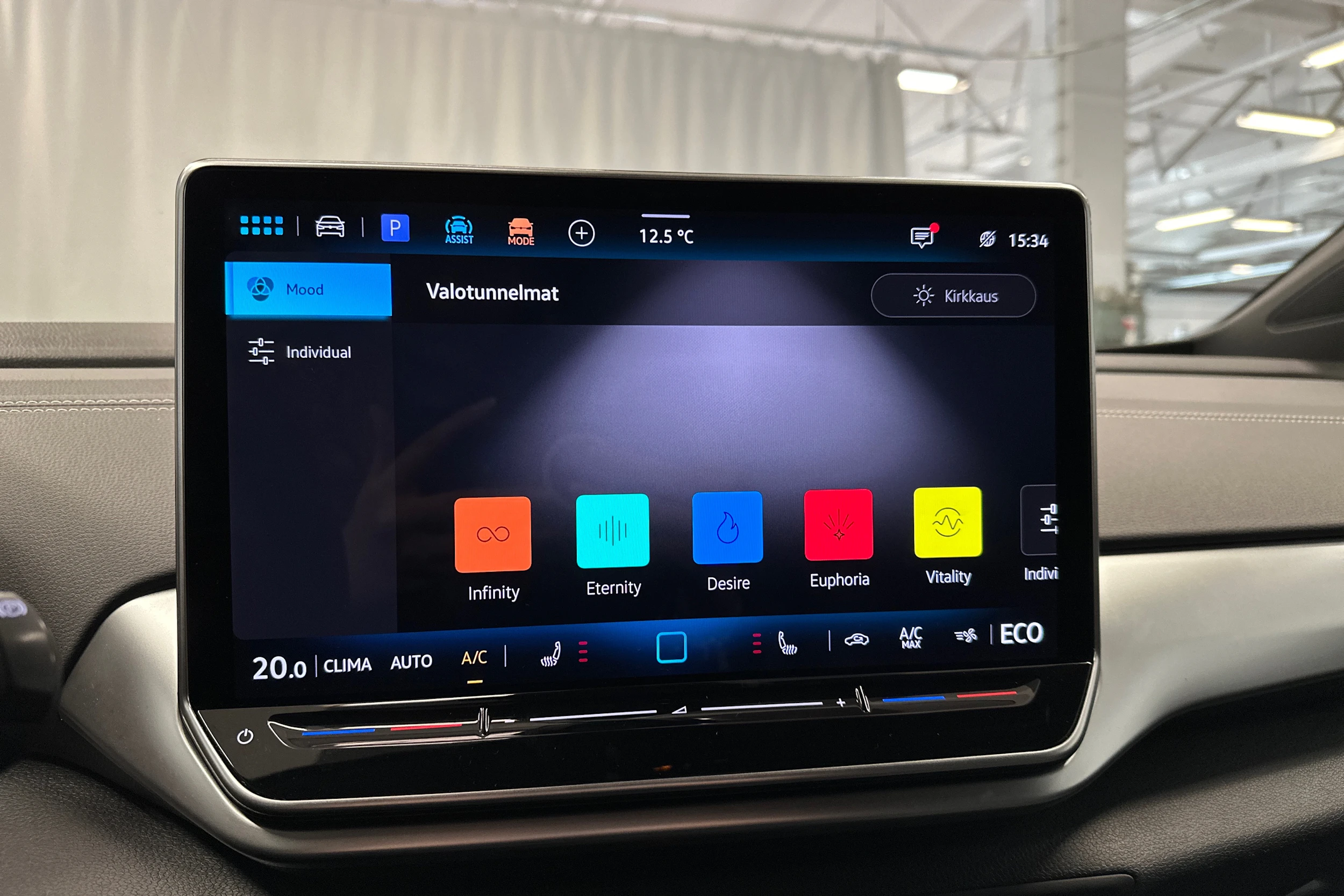 valkoinen Volkswagen ID.4 2024 kuva 29.