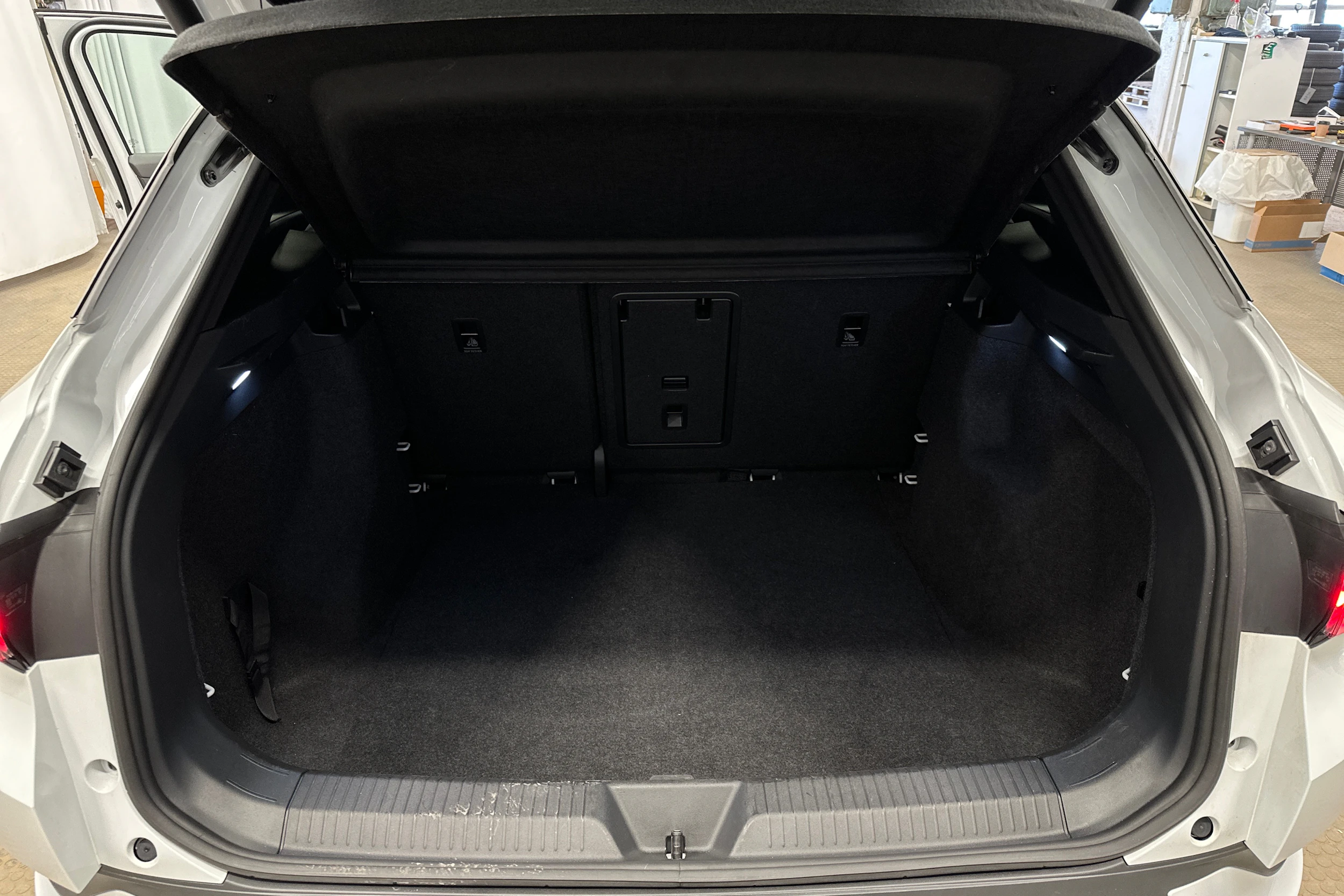 valkoinen Volkswagen ID.4 2024 kuva 34.