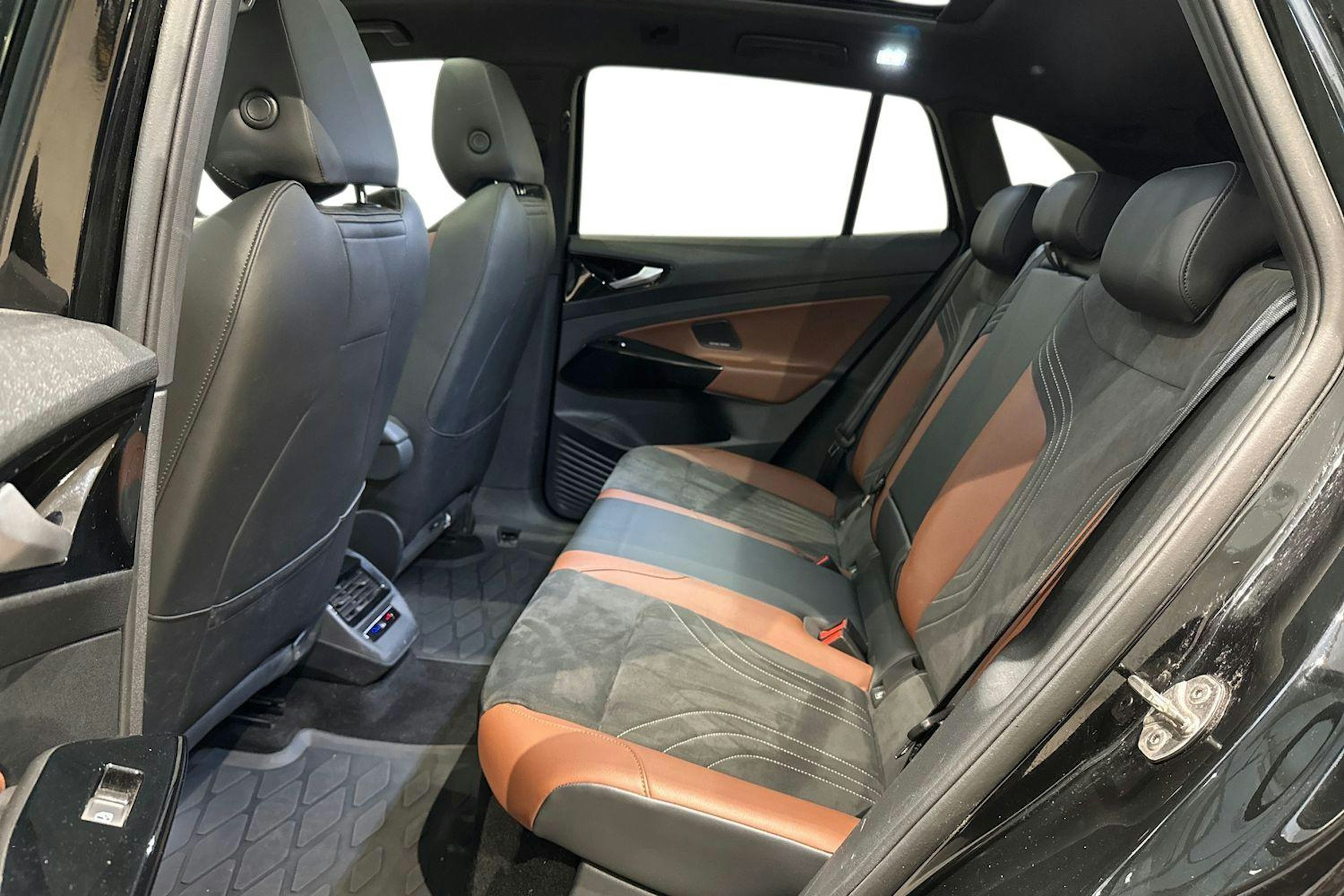 musta Volkswagen ID.4 2024 kuva 10.