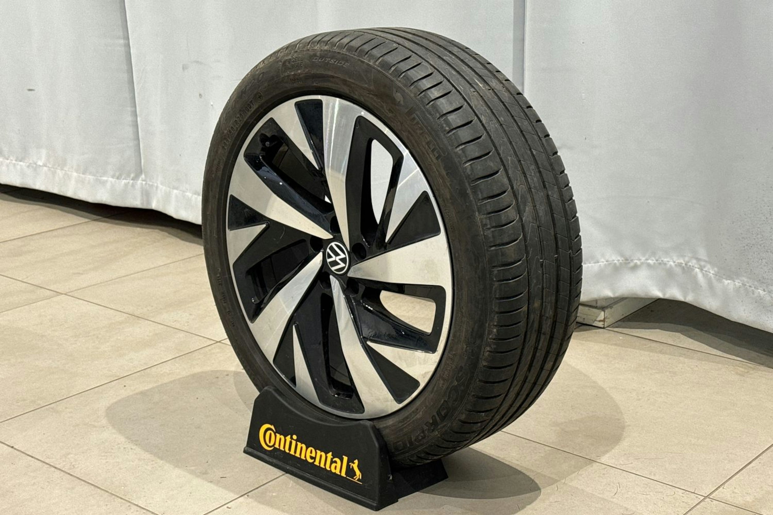 musta Volkswagen ID.4 2024 kuva 14.