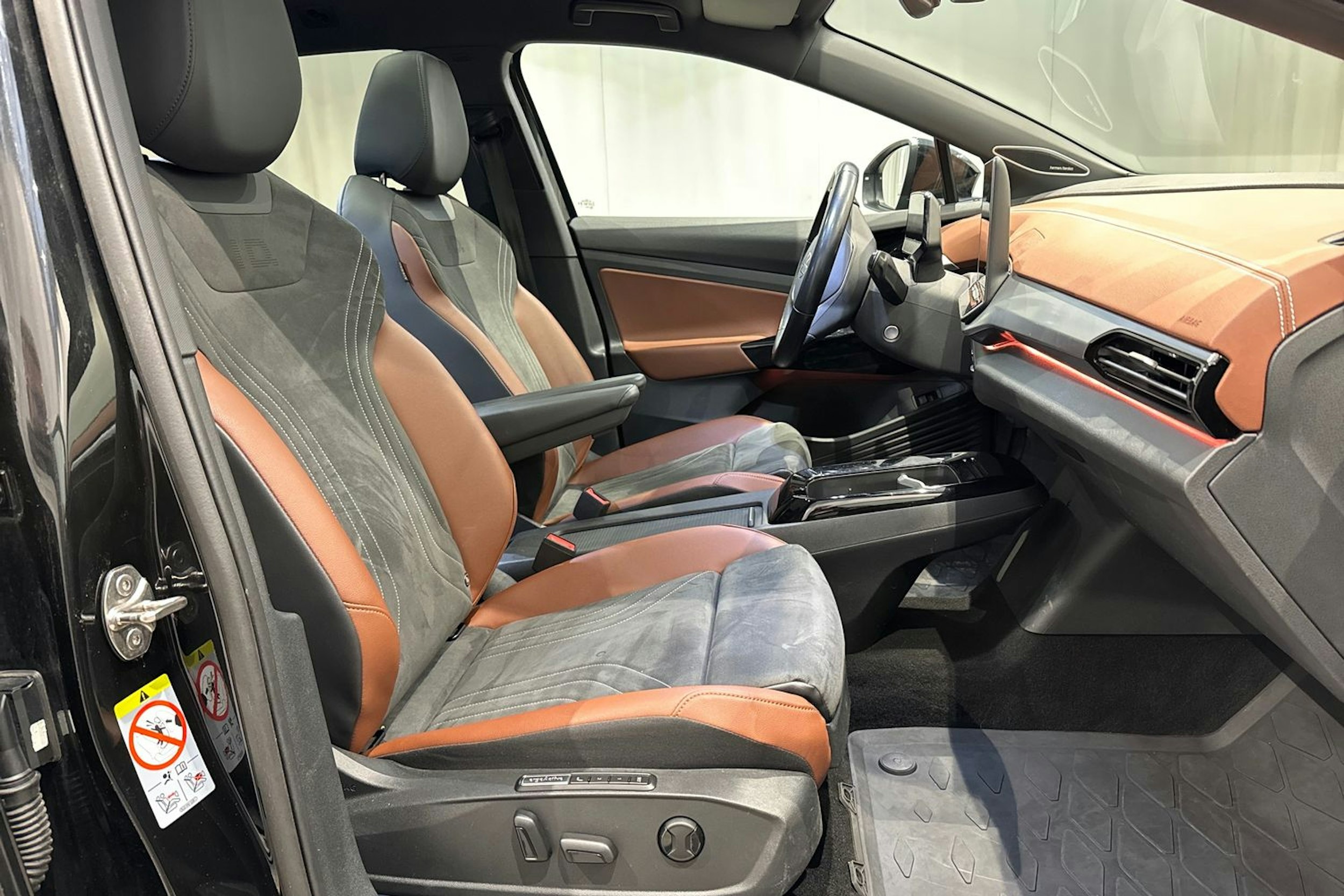 musta Volkswagen ID.4 2024 kuva 16.