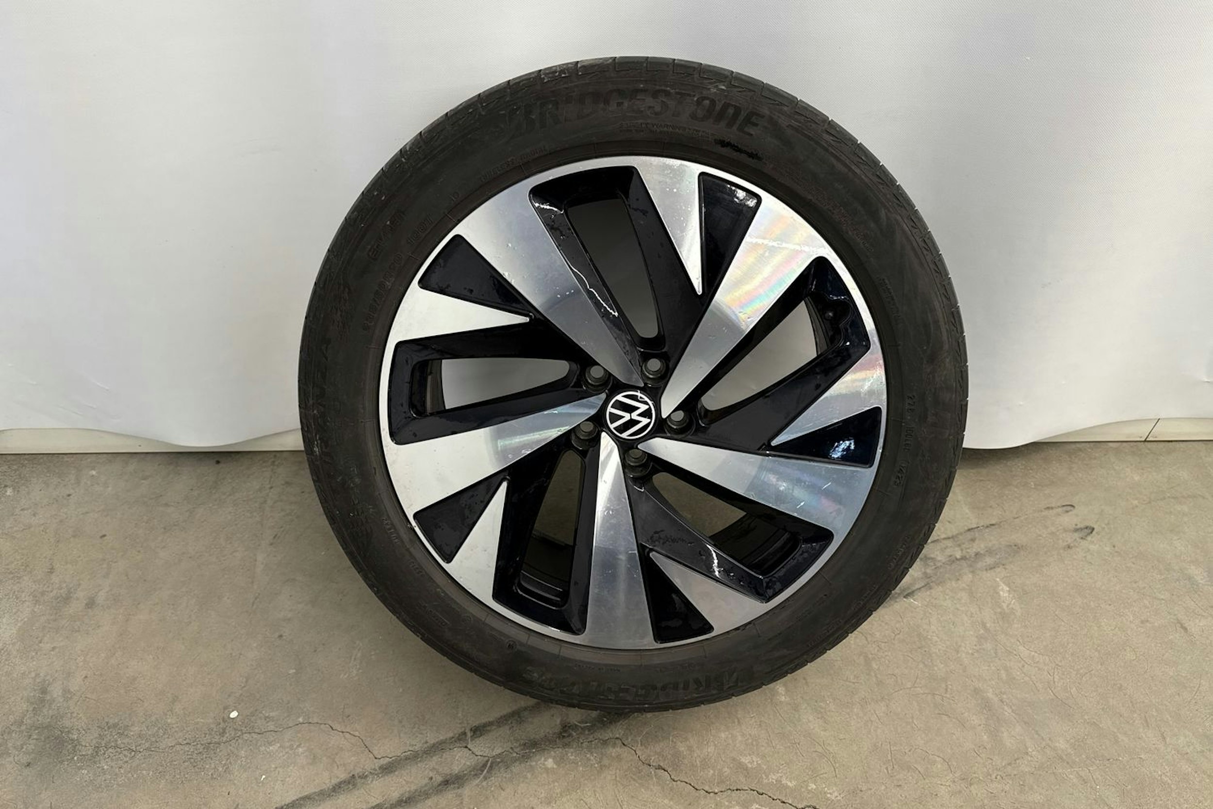 Valkoinen Volkswagen ID.4 2024 kuva 14.