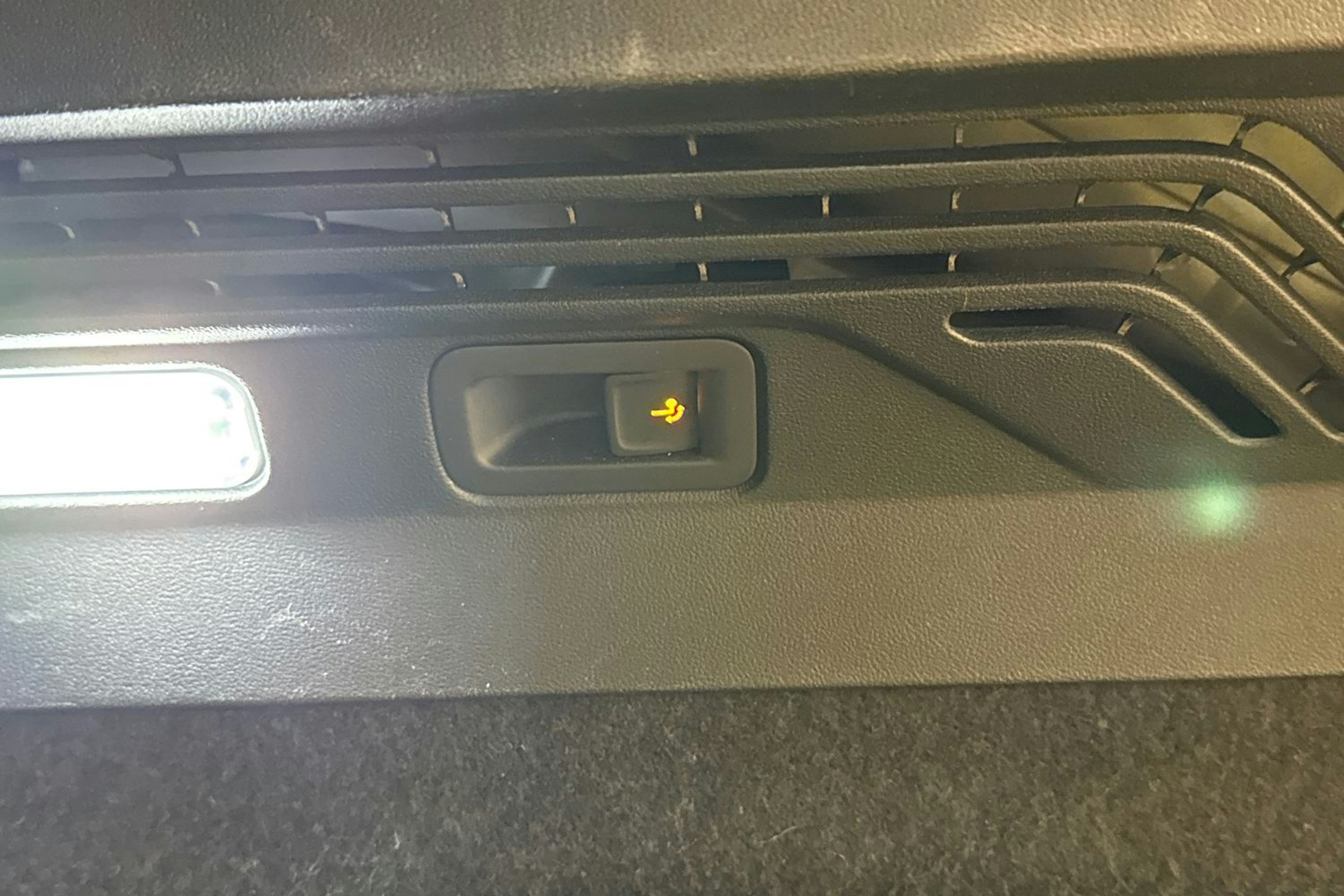 Valkoinen Volkswagen ID.4 2024 kuva 16.