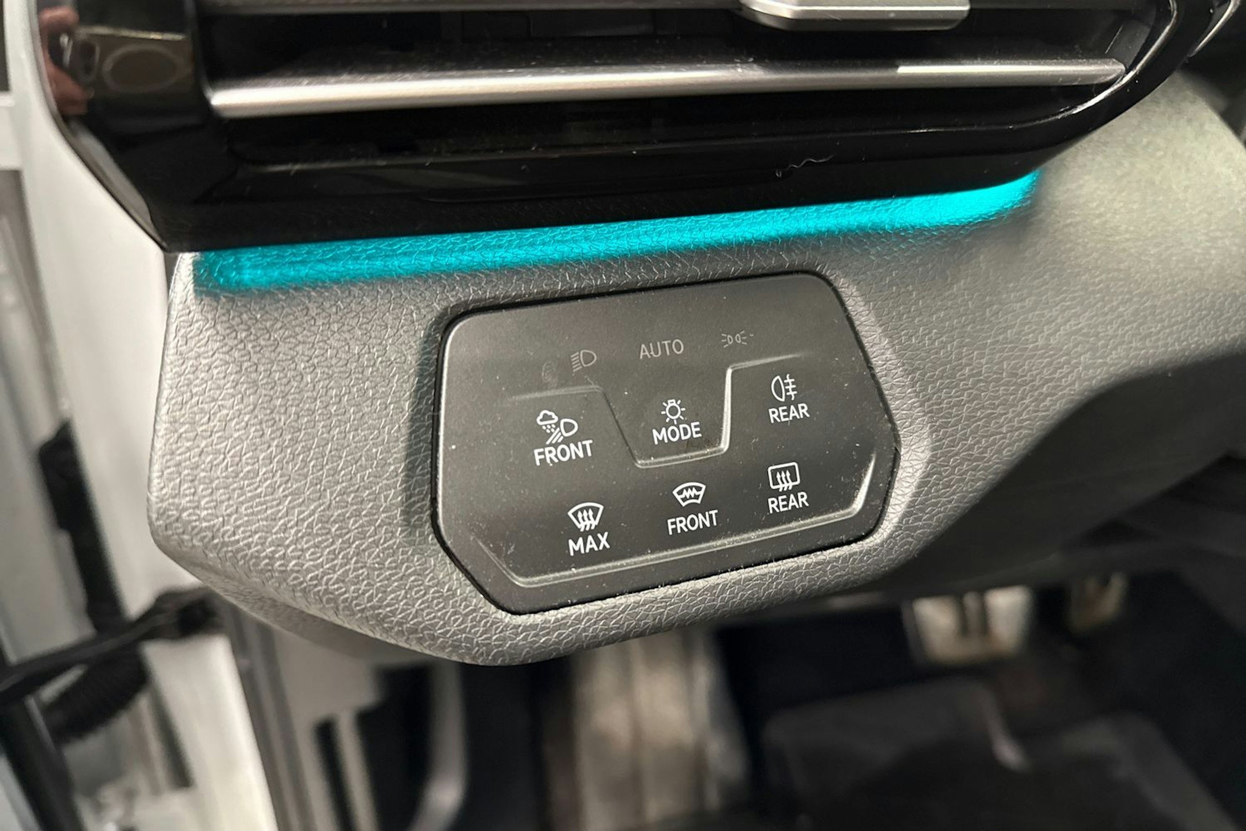 Valkoinen Volkswagen ID.4 2024 kuva 21.