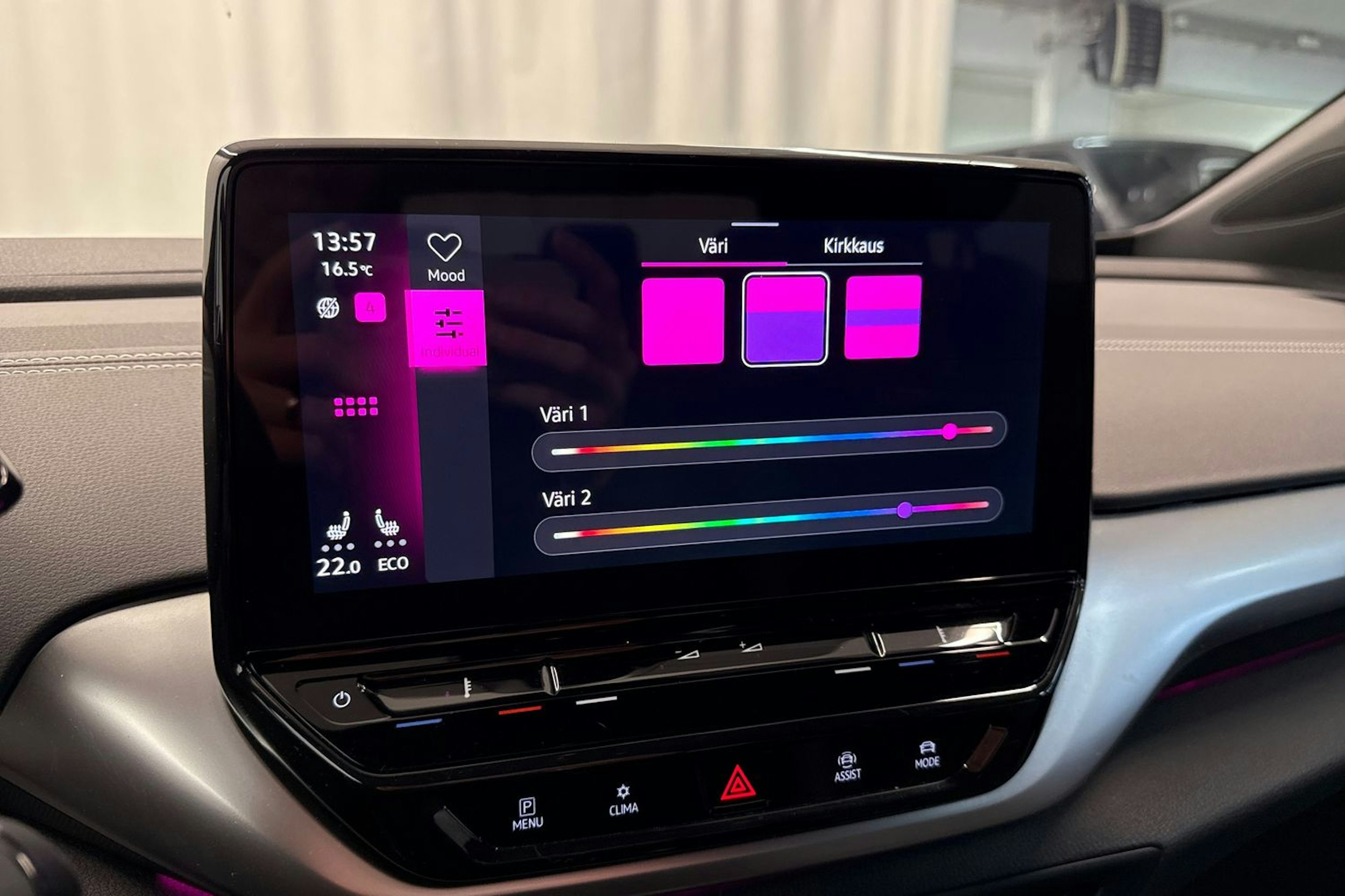 Valkoinen Volkswagen ID.4 2024 kuva 28.