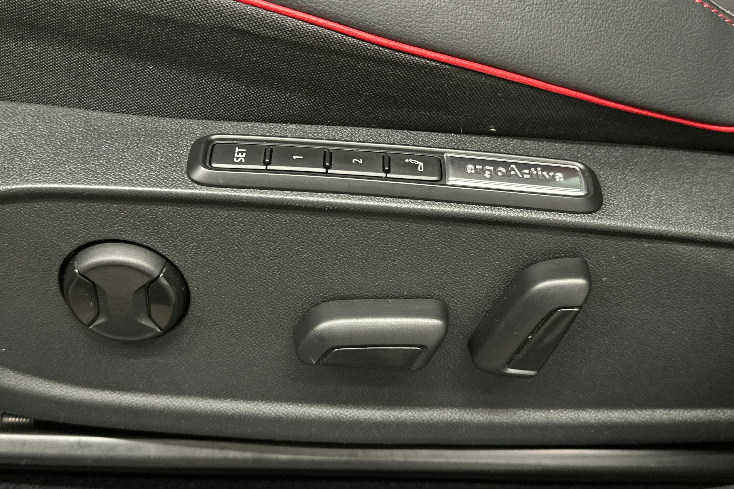 punainen Volkswagen ID.4 2024 kuva 15.