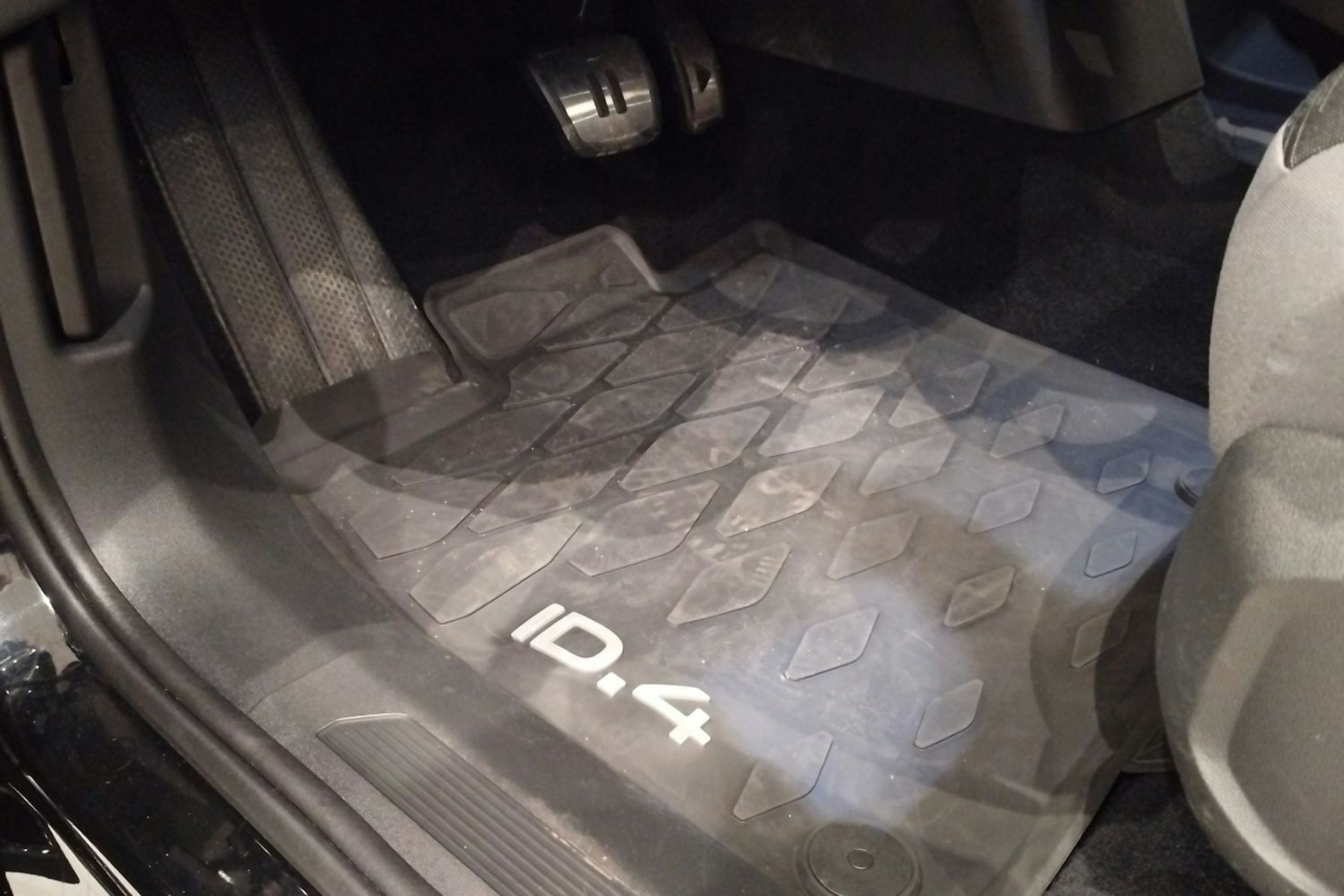 musta Volkswagen ID.4 2024 kuva 21.