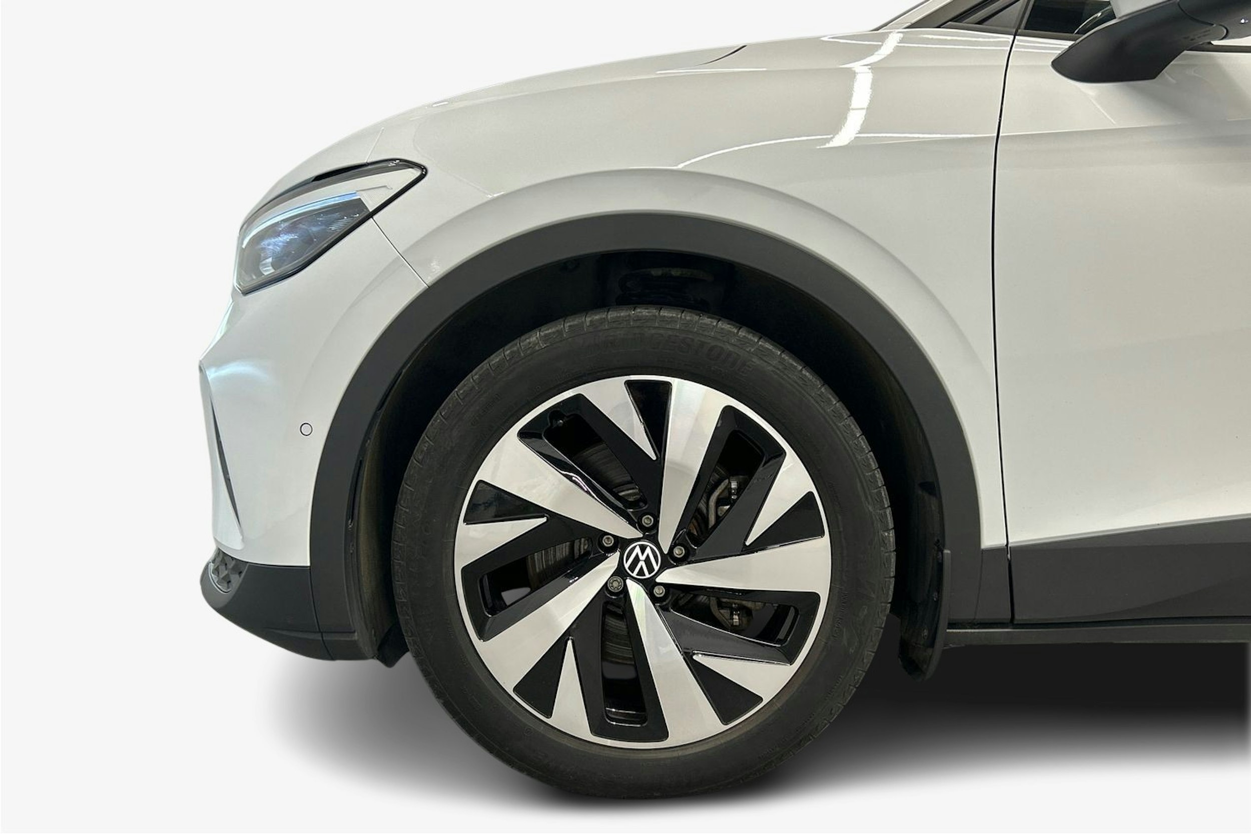 valkoinen Volkswagen ID.4 2024 kuva 11.