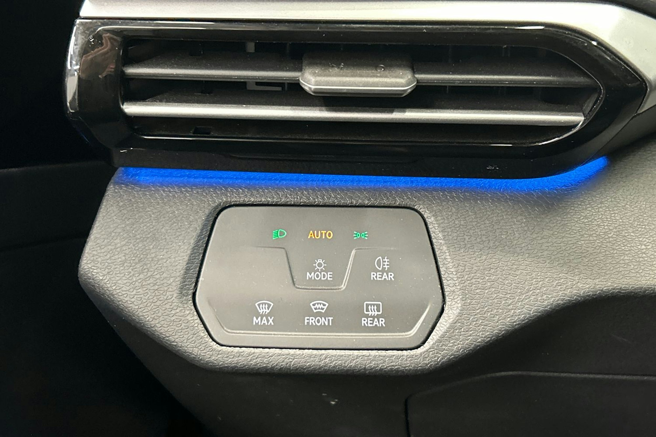 valkoinen Volkswagen ID.4 2024 kuva 19.