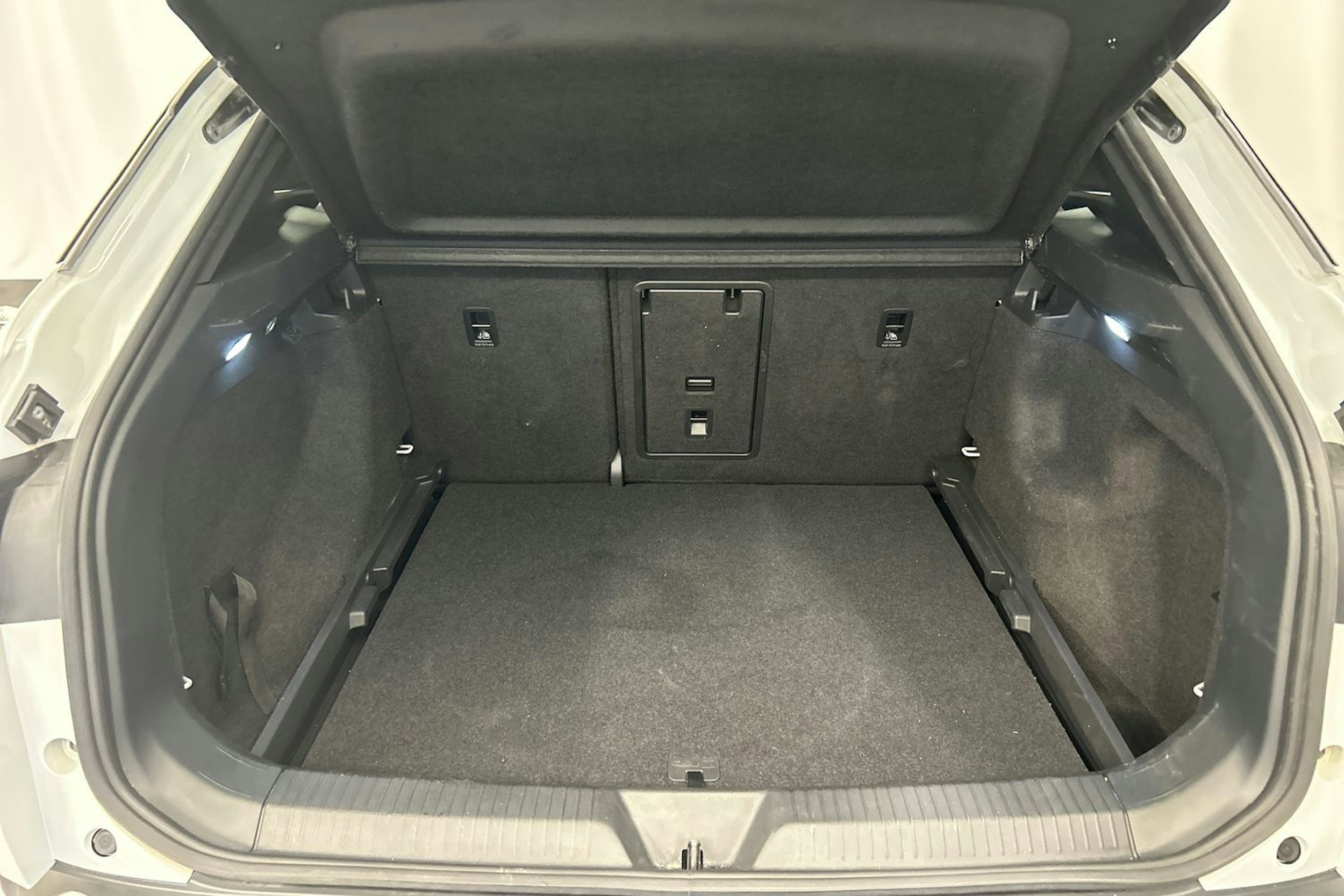 valkoinen Volkswagen ID.4 2024 kuva 30.