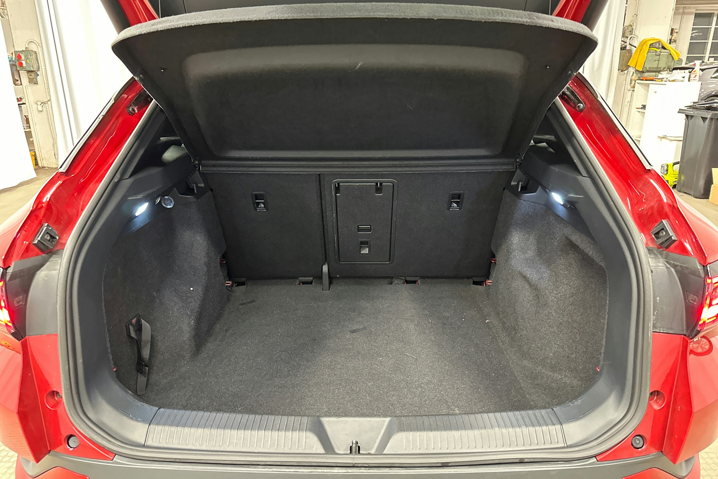 punainen Volkswagen ID.4 2024 kuva 30.
