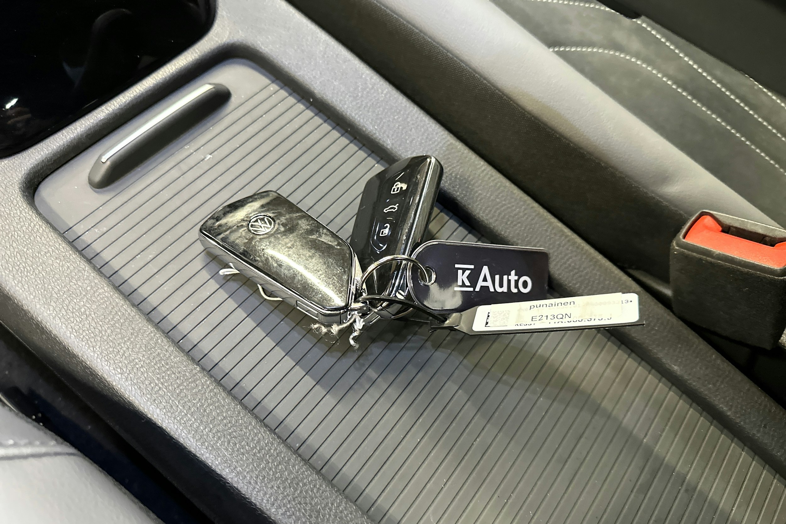 punainen Volkswagen ID.4 2024 kuva 34.
