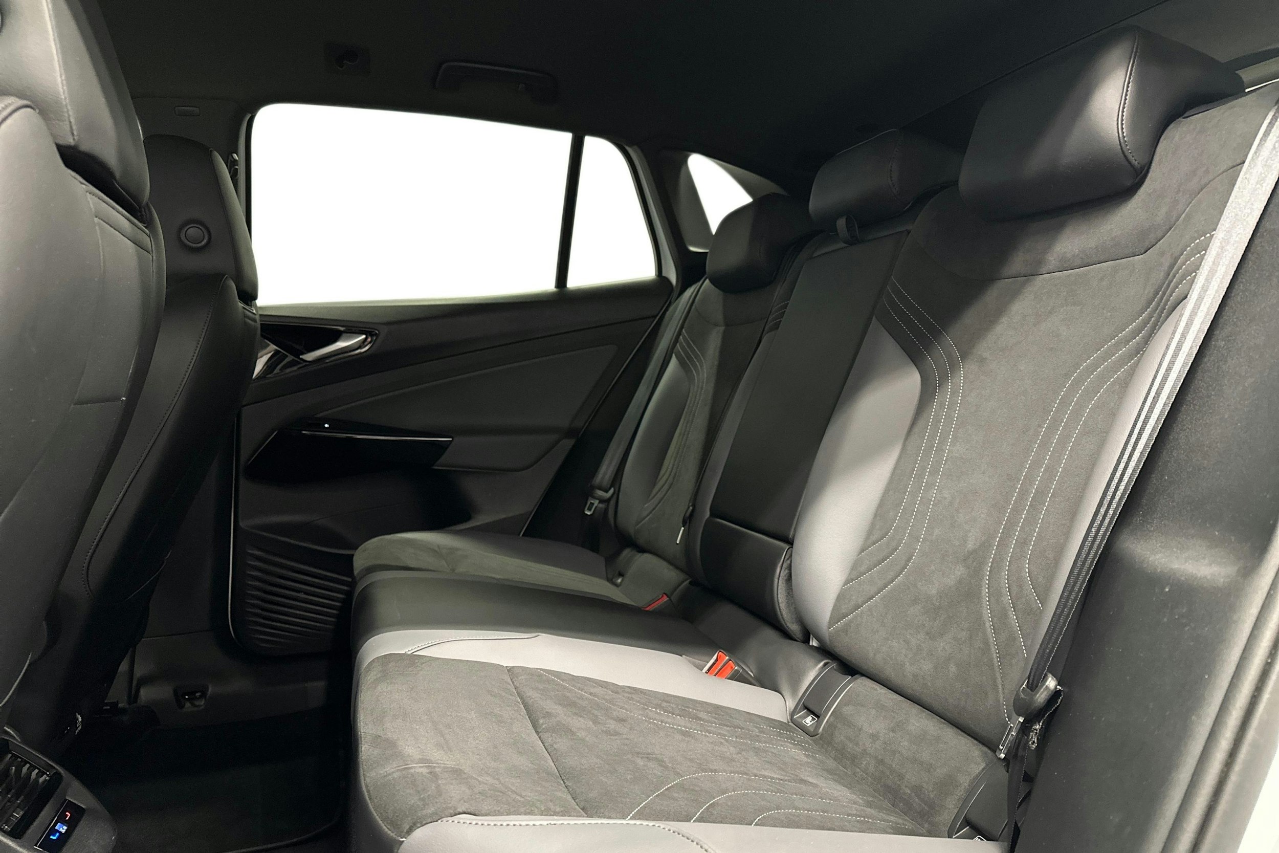 valkoinen Volkswagen ID.4 2024 kuva 10.