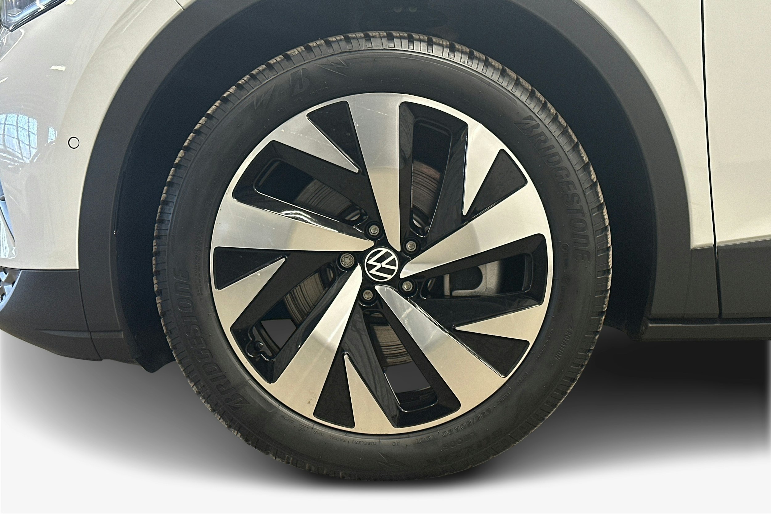 valkoinen Volkswagen ID.4 2024 kuva 11.