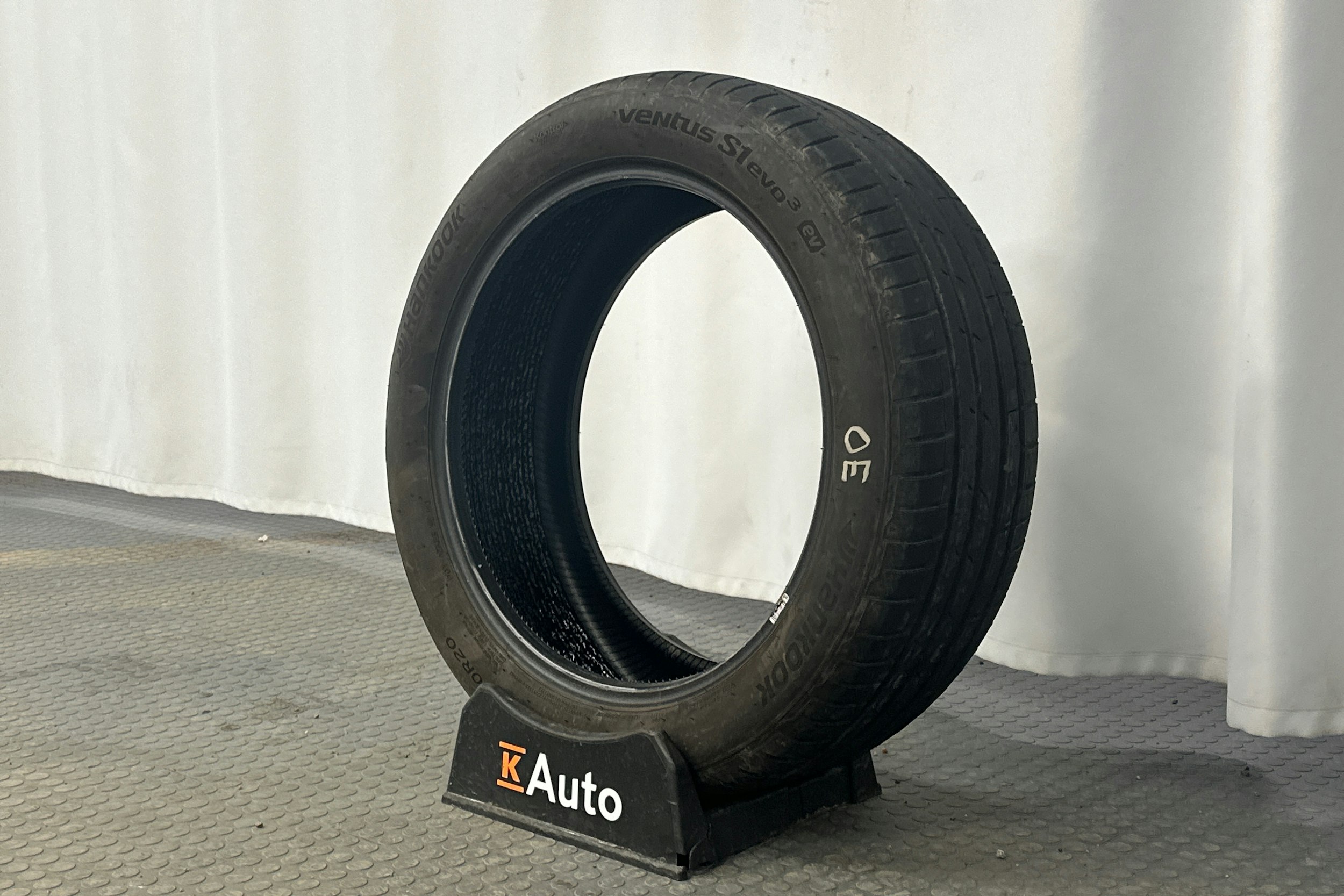 valkoinen Volkswagen ID.4 2024 kuva 13.