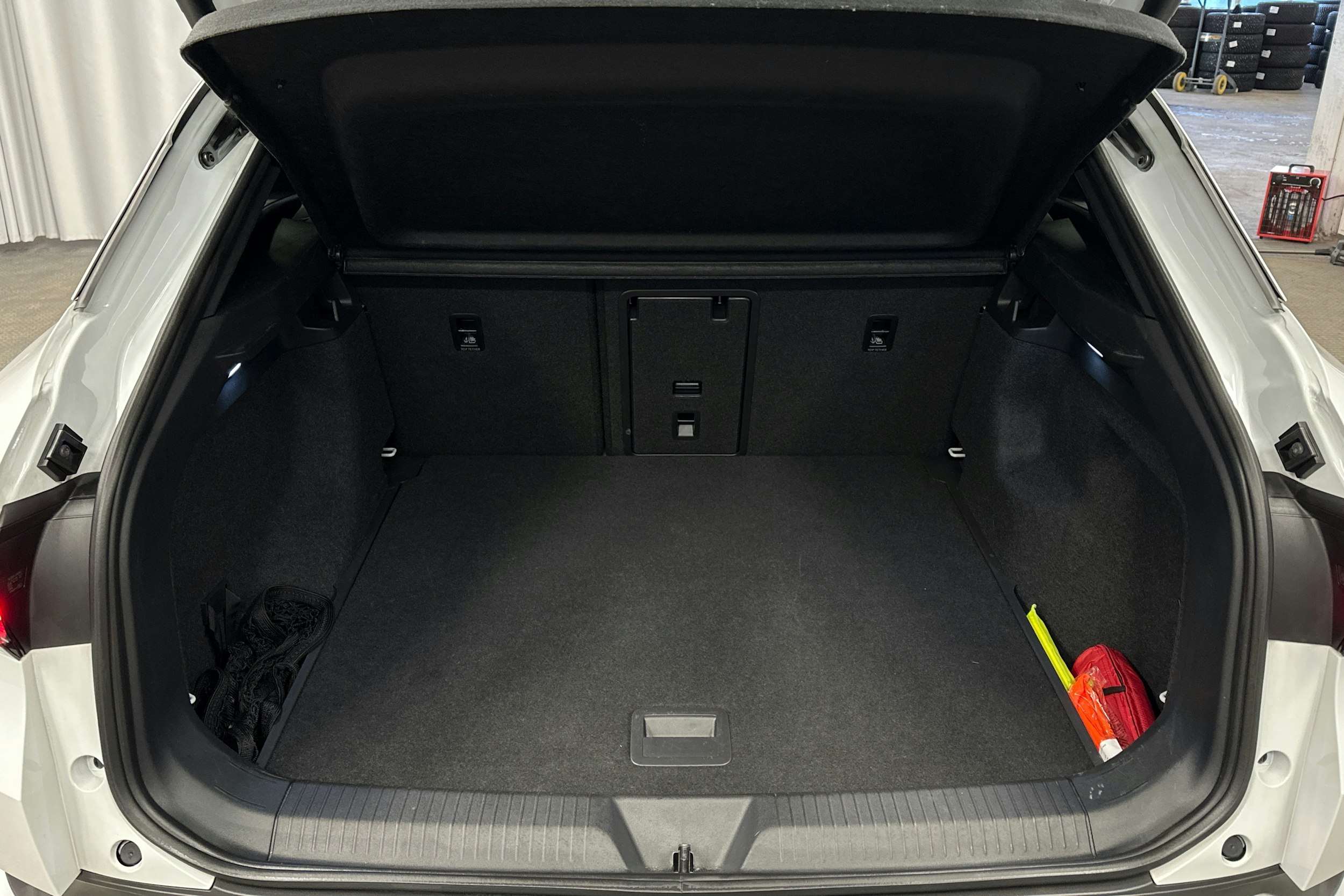 valkoinen Volkswagen ID.4 2024 kuva 14.