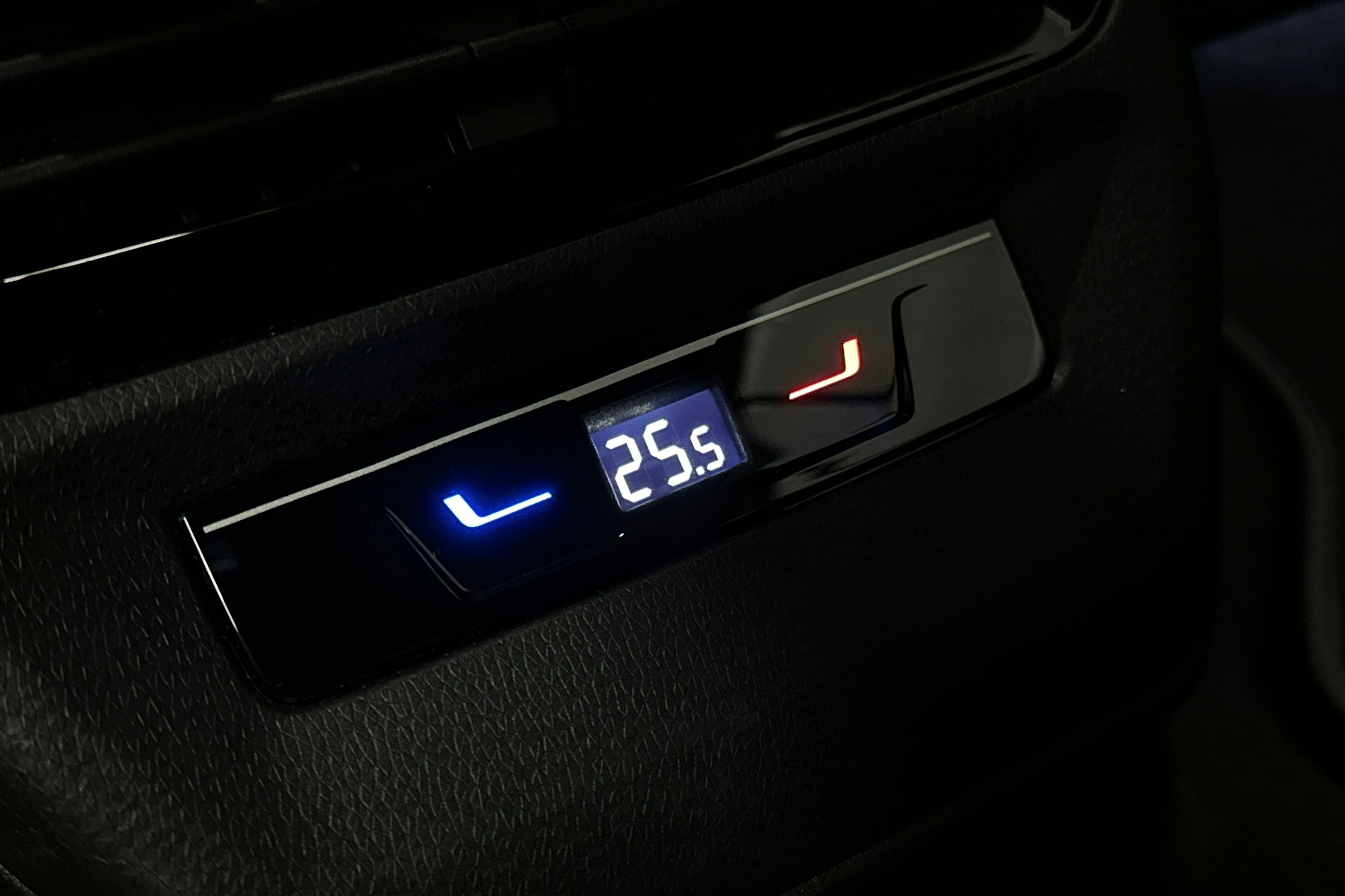 valkoinen Volkswagen ID.4 2024 kuva 16.