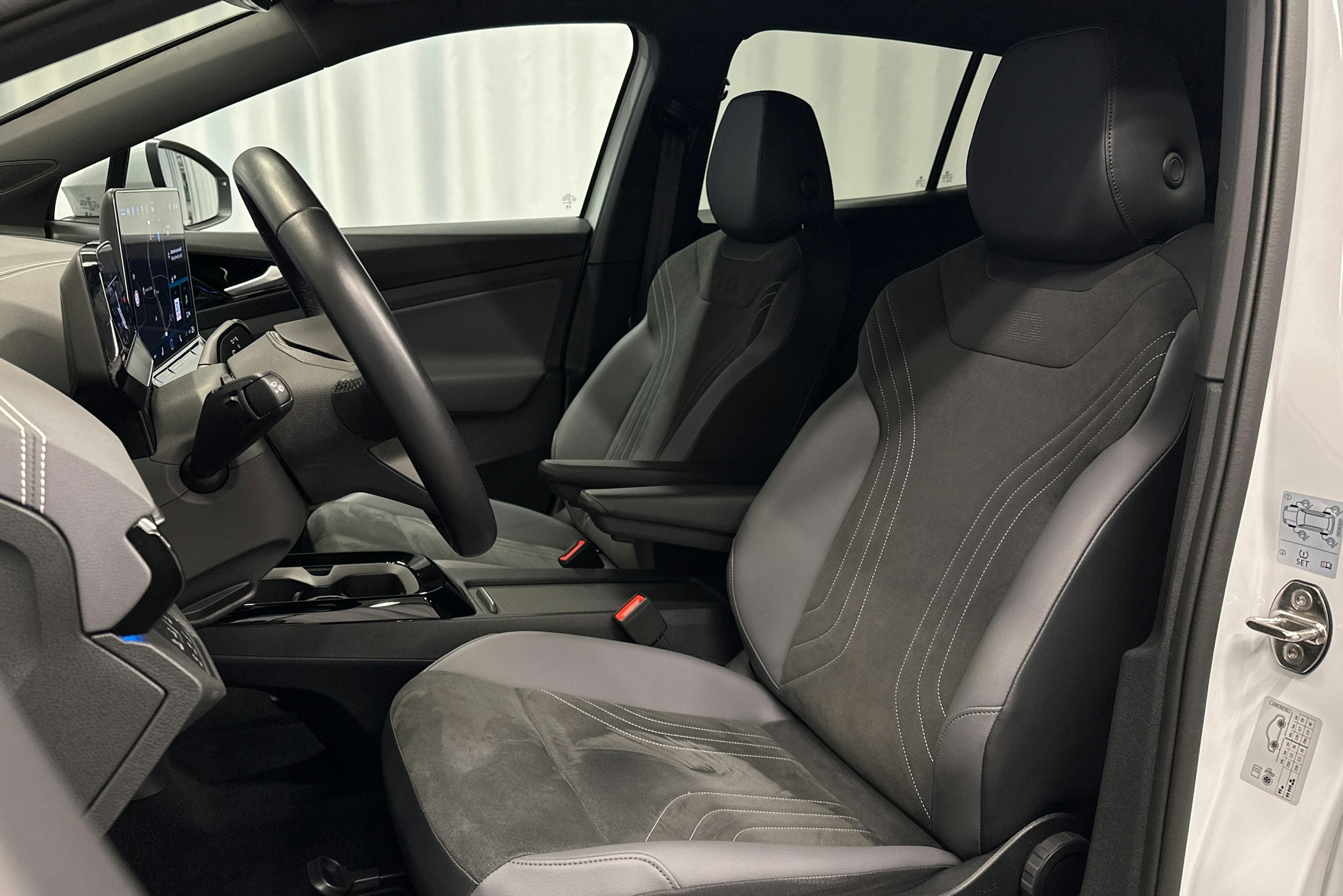 valkoinen Volkswagen ID.4 2024 kuva 17.