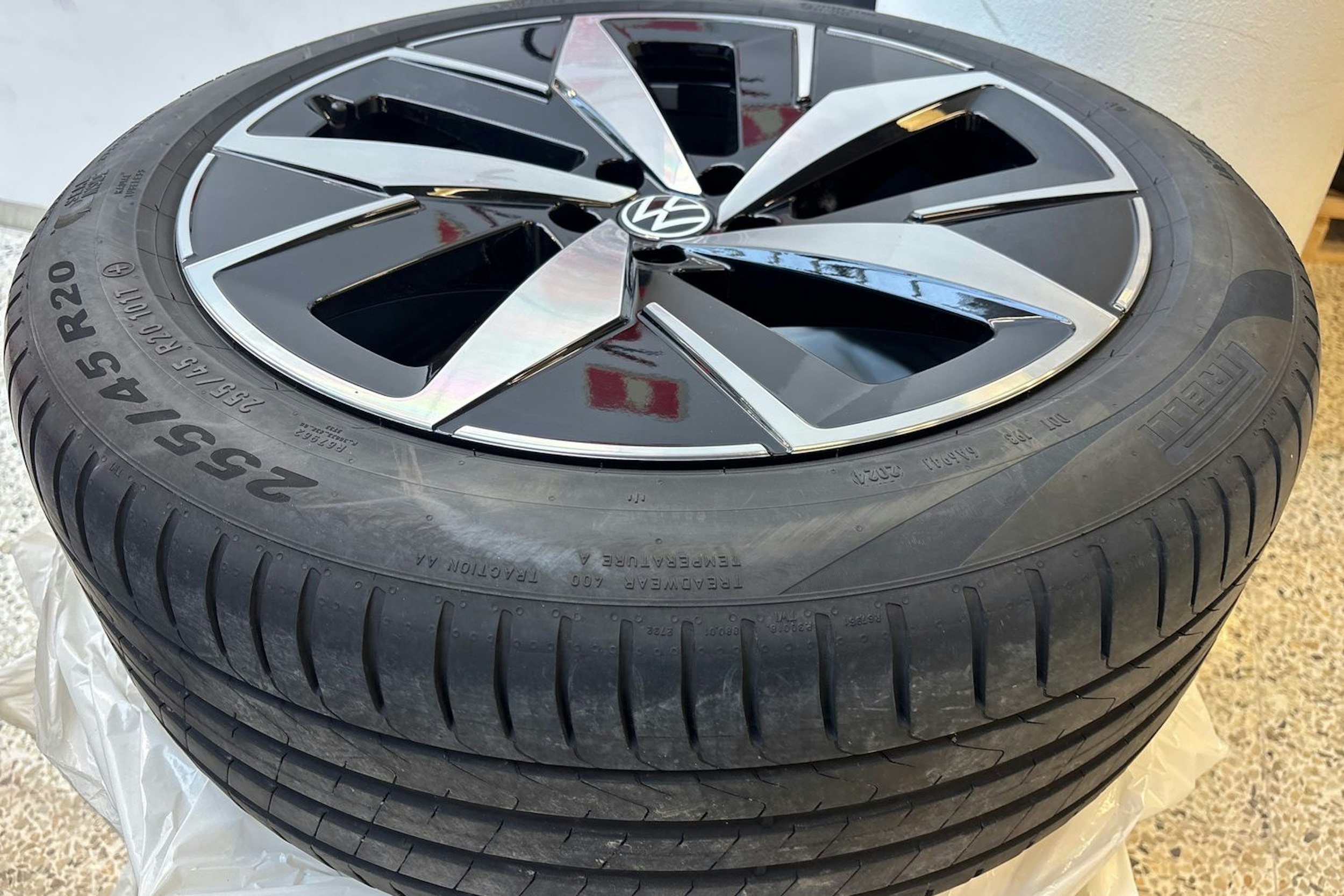 punainen Volkswagen ID.4 2024 kuva 14.