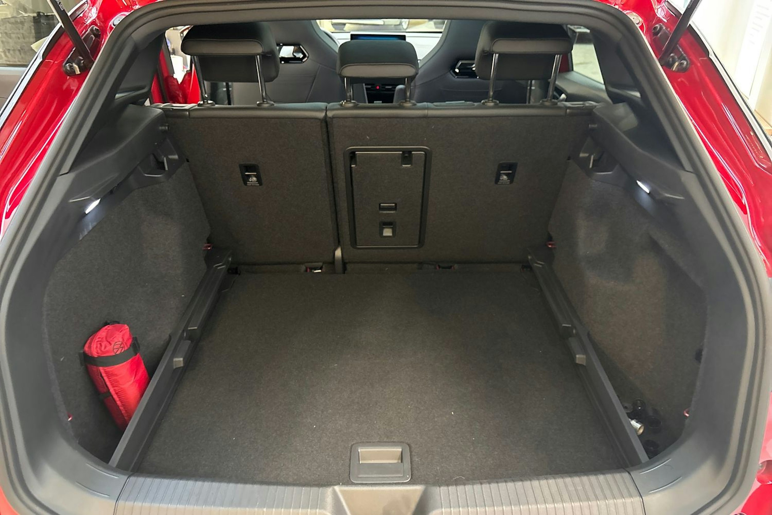 punainen Volkswagen ID.4 2024 kuva 15.