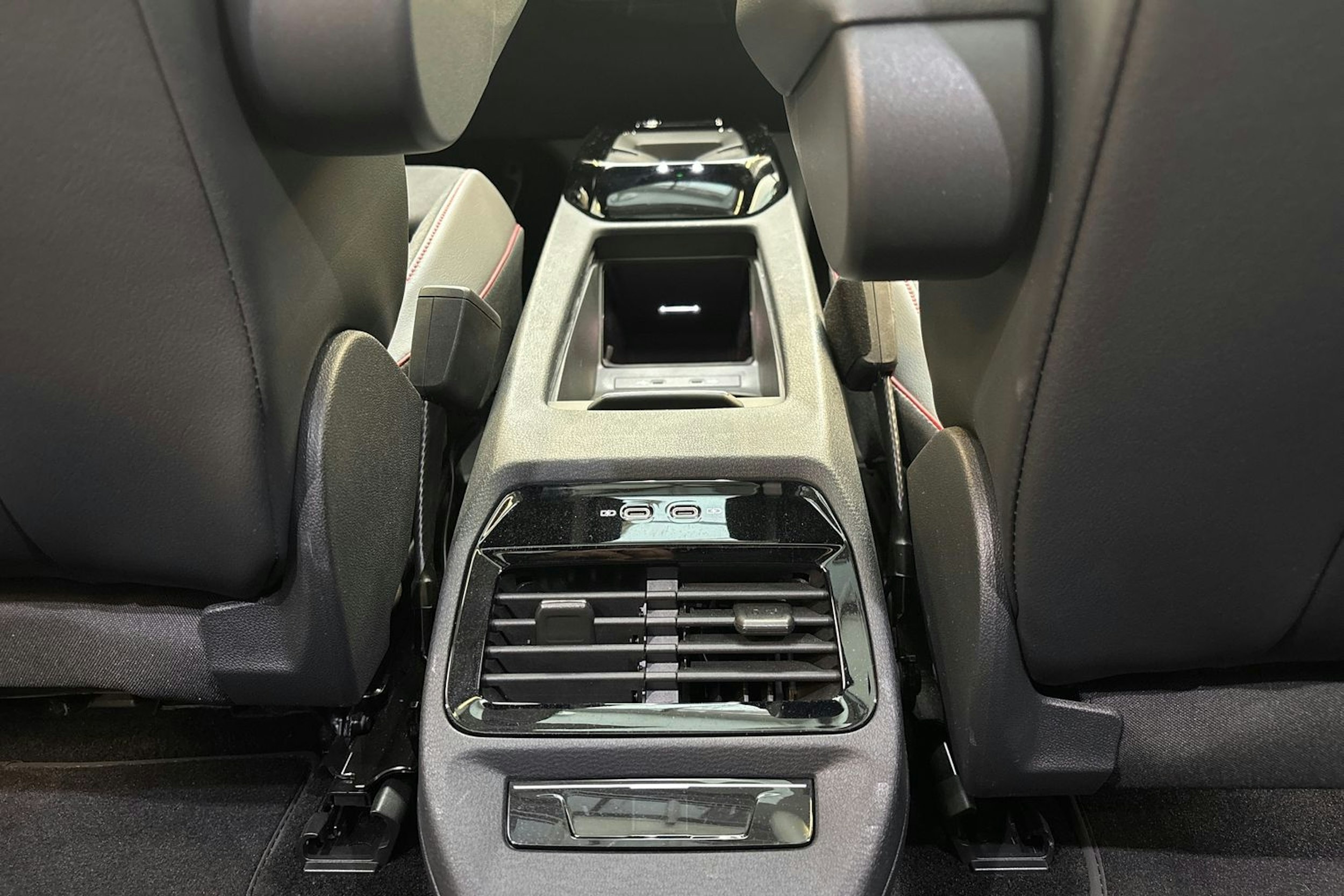 punainen Volkswagen ID.4 2024 kuva 17.