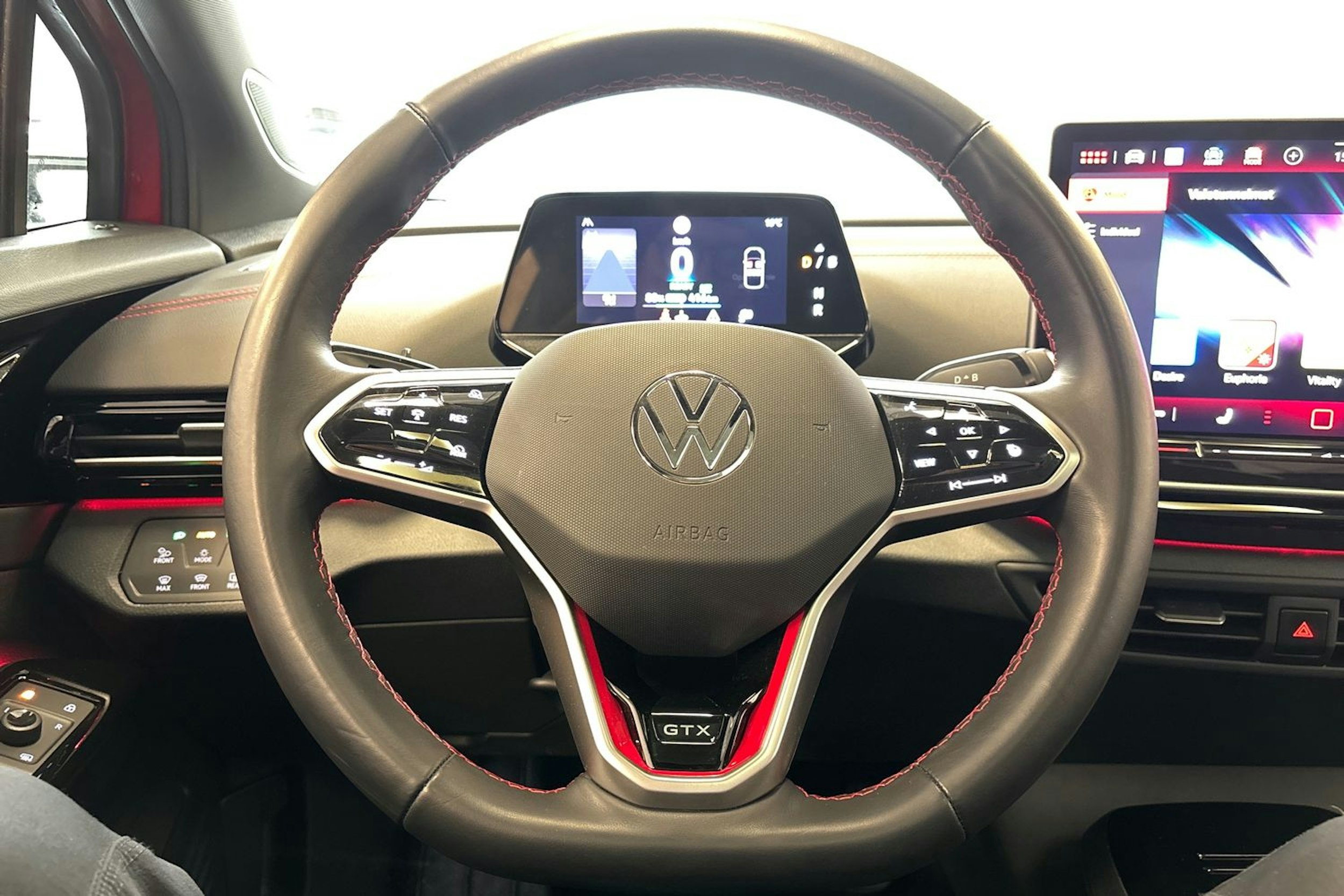 punainen Volkswagen ID.4 2024 kuva 19.