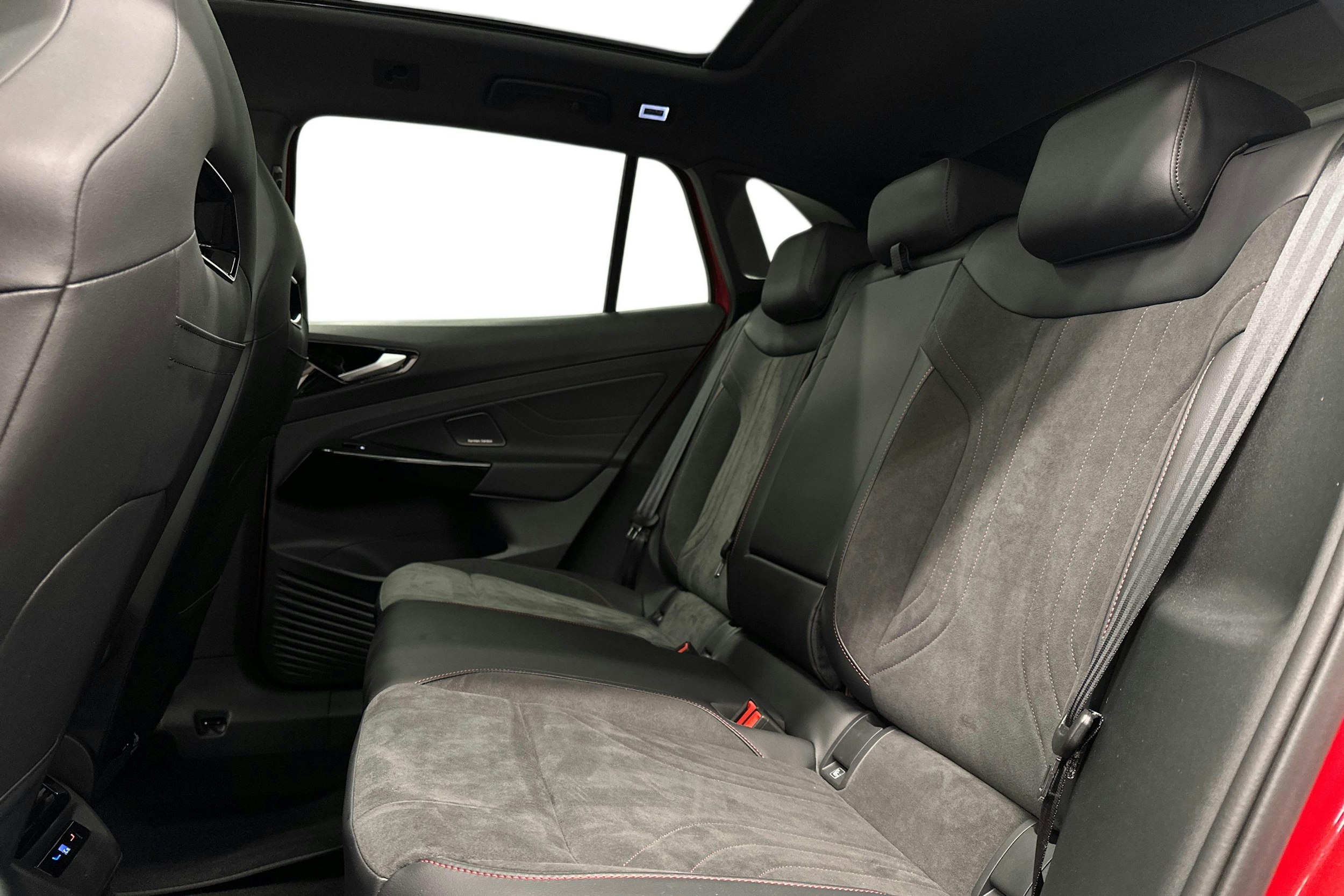 punainen Volkswagen ID.4 2024 kuva 8.