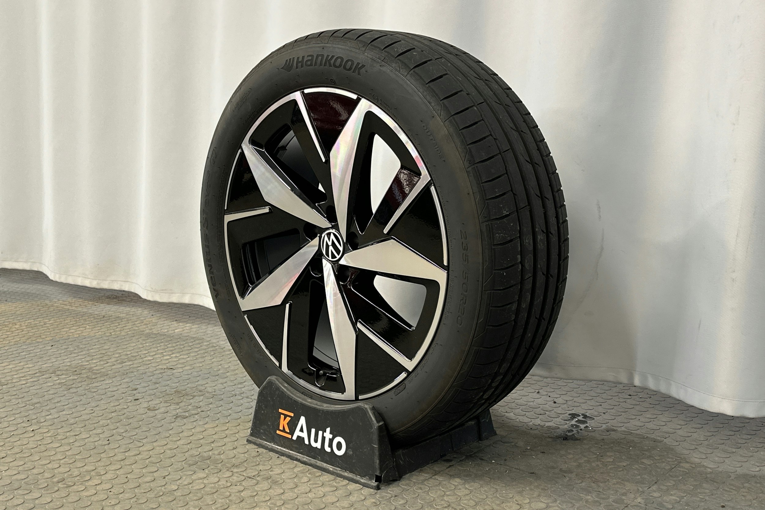 punainen Volkswagen ID.4 2024 kuva 10.