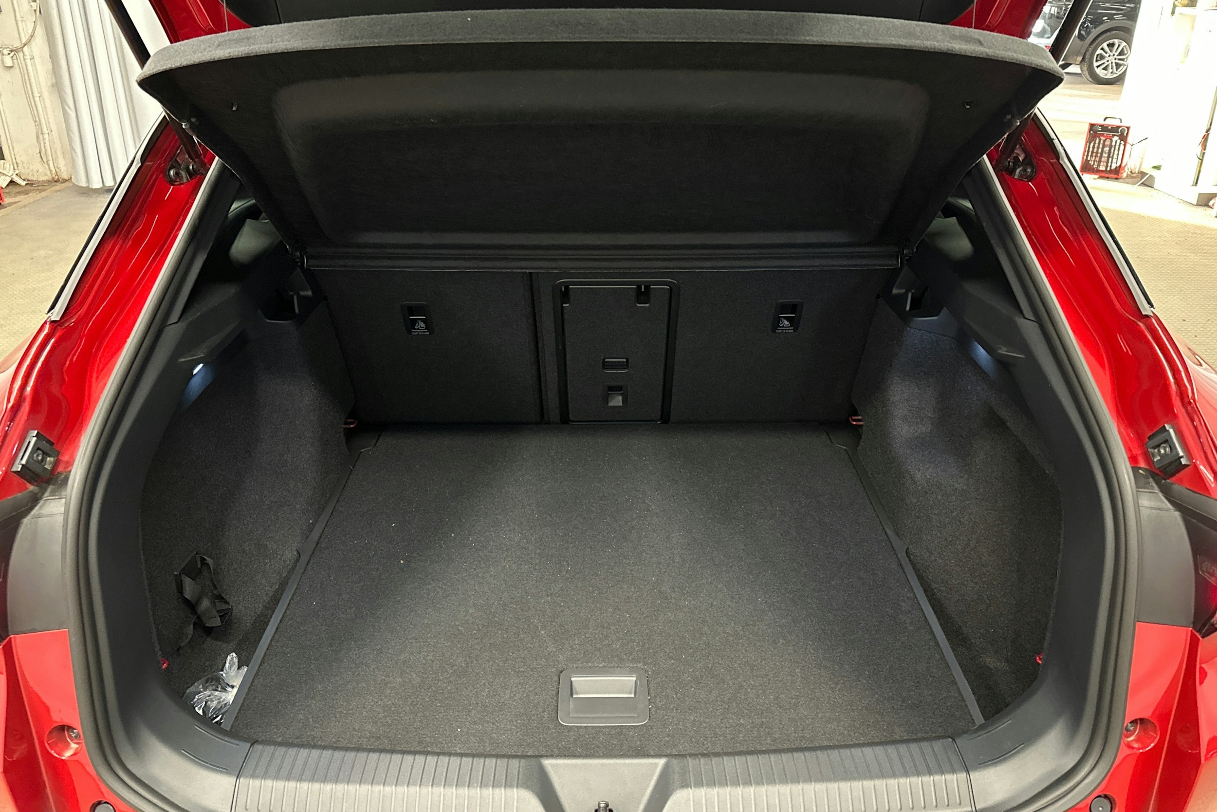 punainen Volkswagen ID.4 2024 kuva 11.