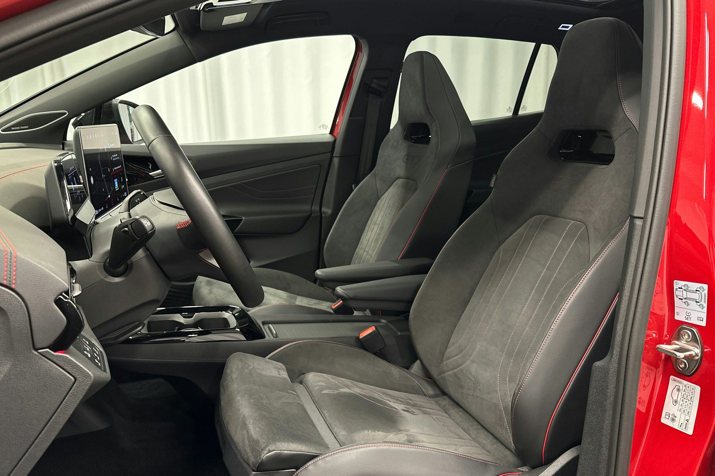 punainen Volkswagen ID.4 2024 kuva 14.