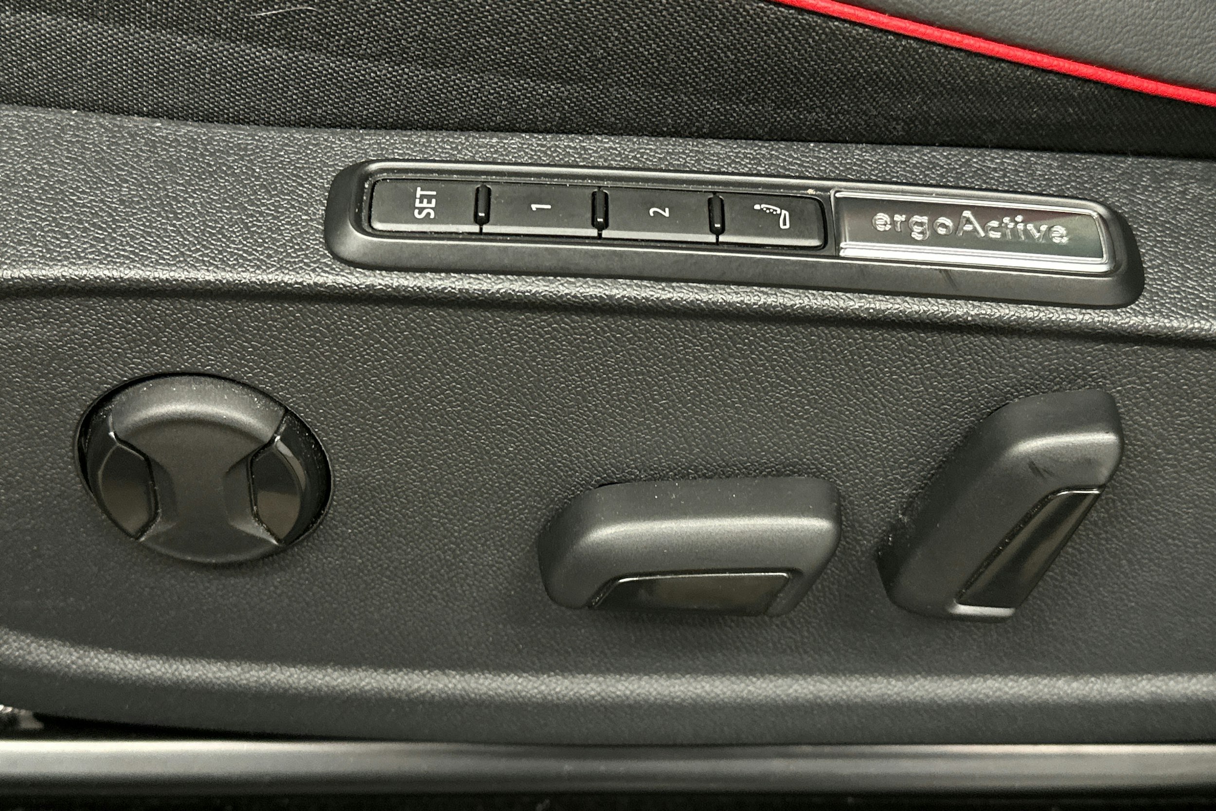 punainen Volkswagen ID.4 2024 kuva 15.