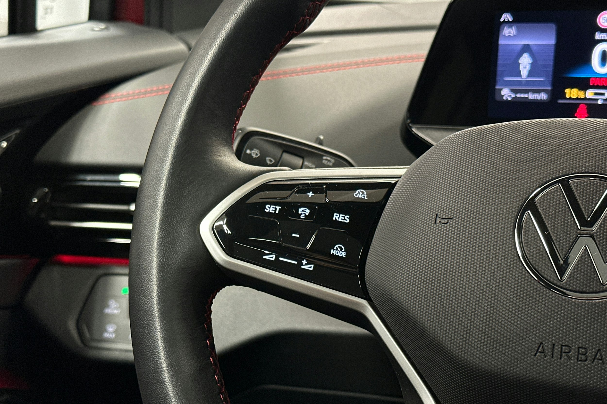 punainen Volkswagen ID.4 2024 kuva 18.