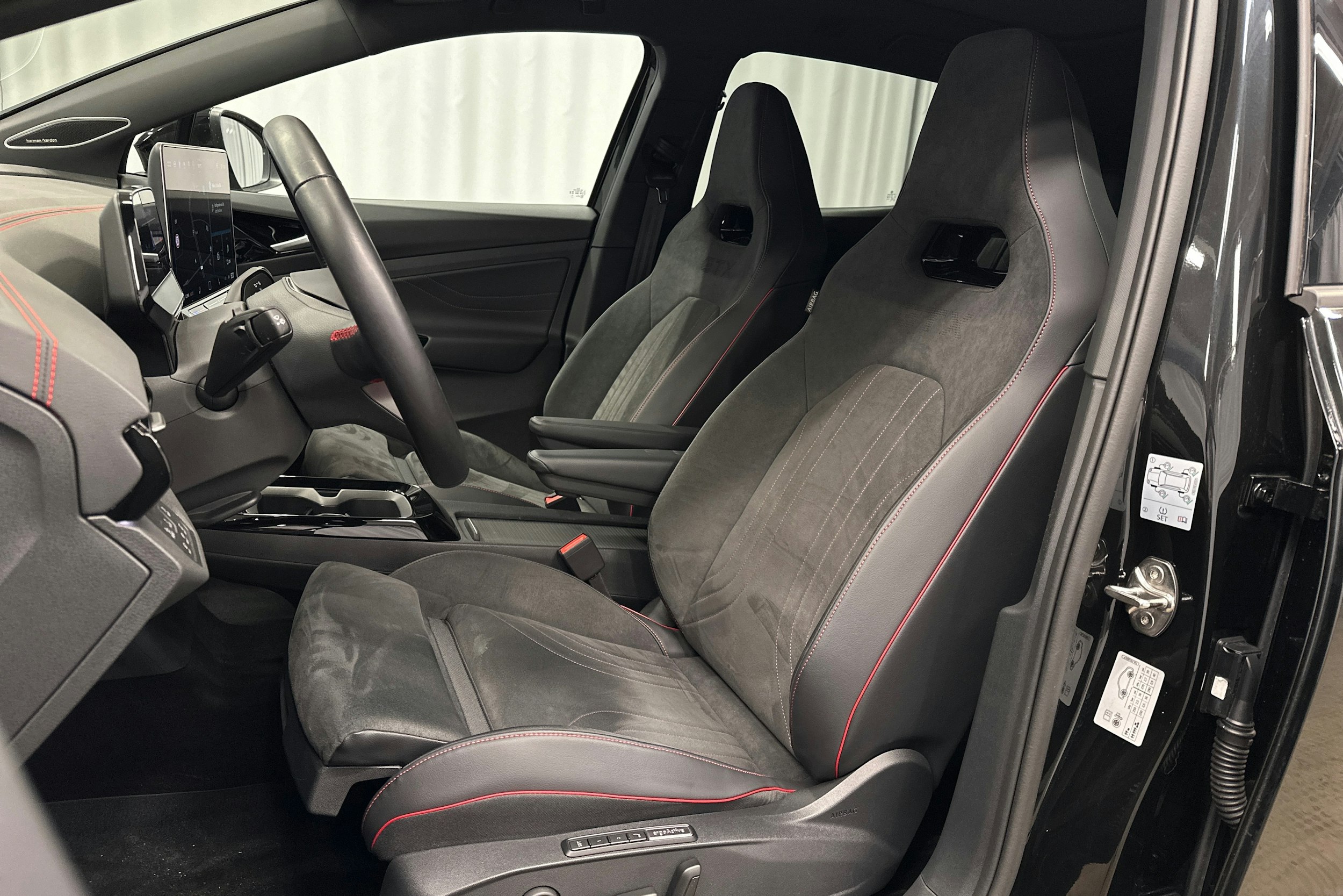 musta Volkswagen ID.4 2024 kuva 13.