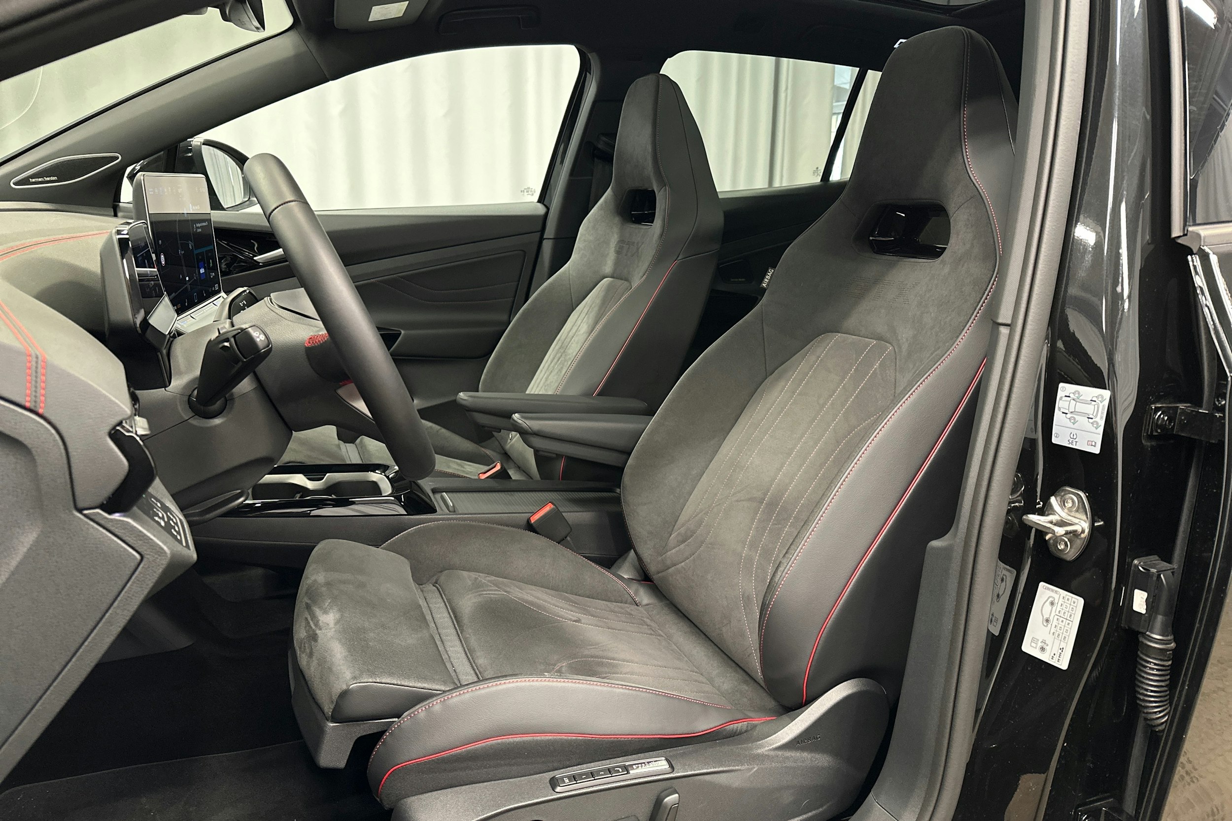 musta Volkswagen ID.4 2025 kuva 13.