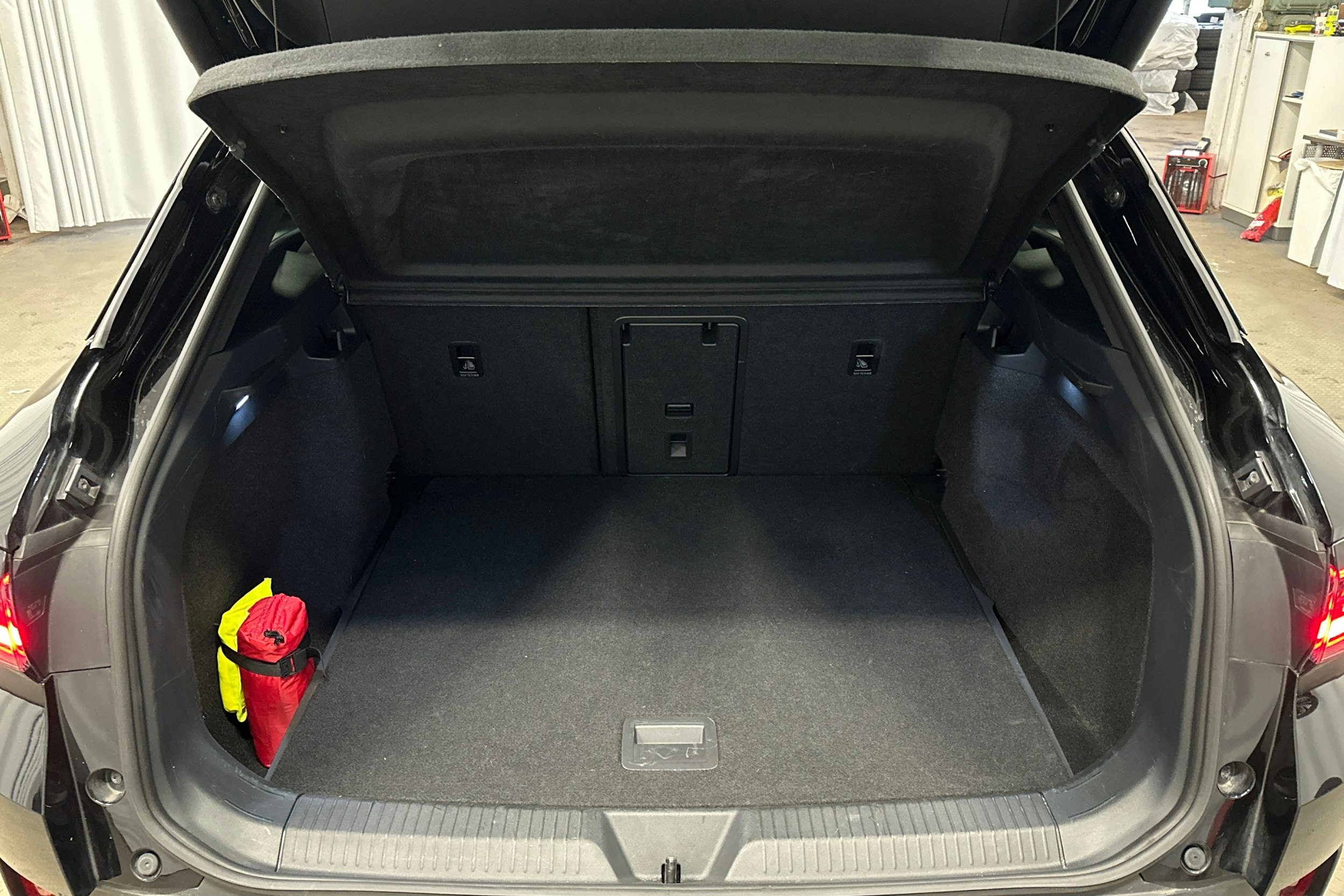 musta Volkswagen ID.4 2025 kuva 14.