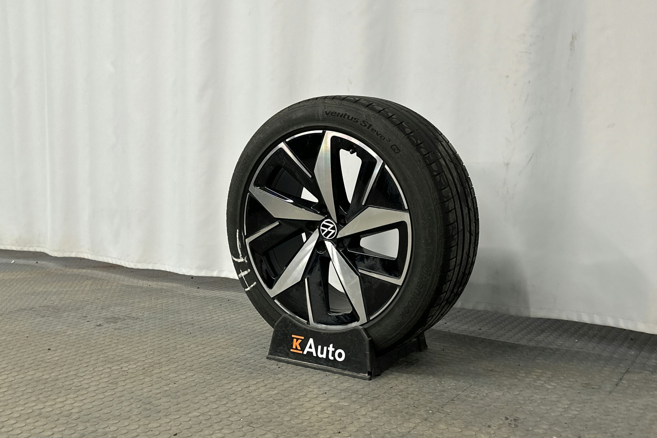 musta Volkswagen ID.4 2025 kuva 13.