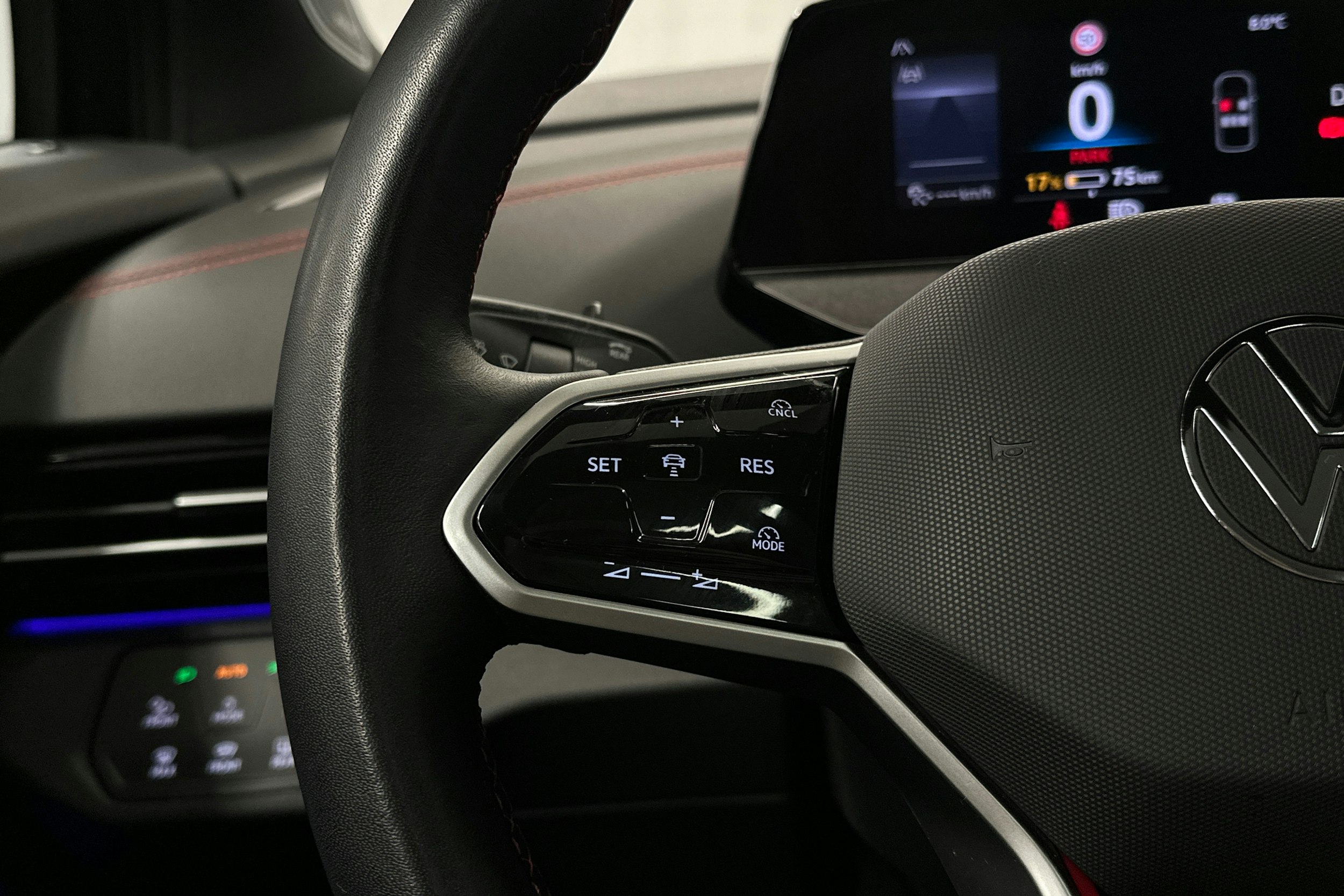 musta Volkswagen ID.4 2025 kuva 14.