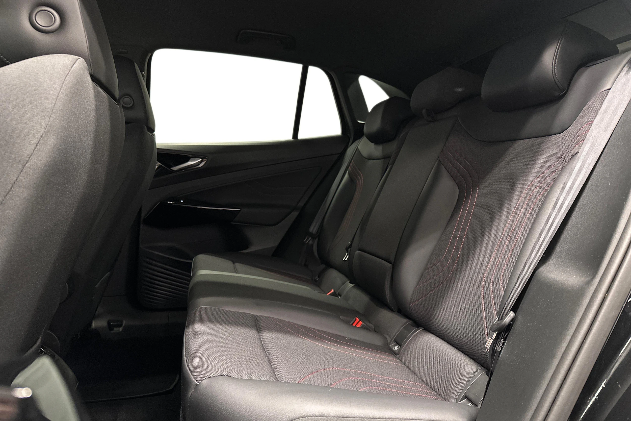 musta Volkswagen ID.4 2024 kuva 8.