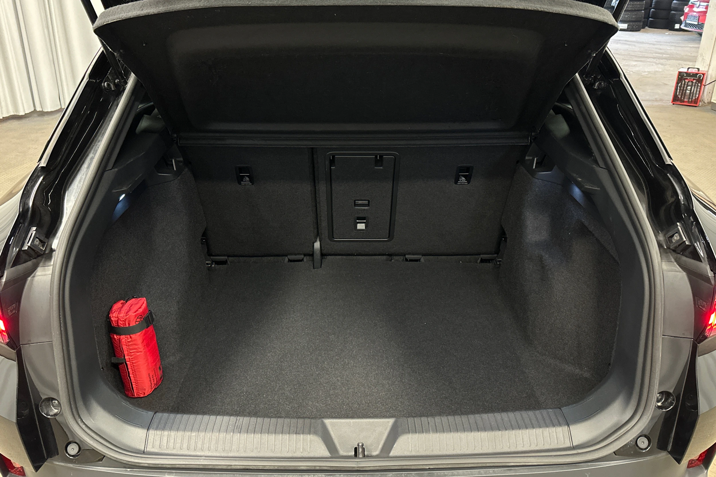 musta Volkswagen ID.4 2024 kuva 11.