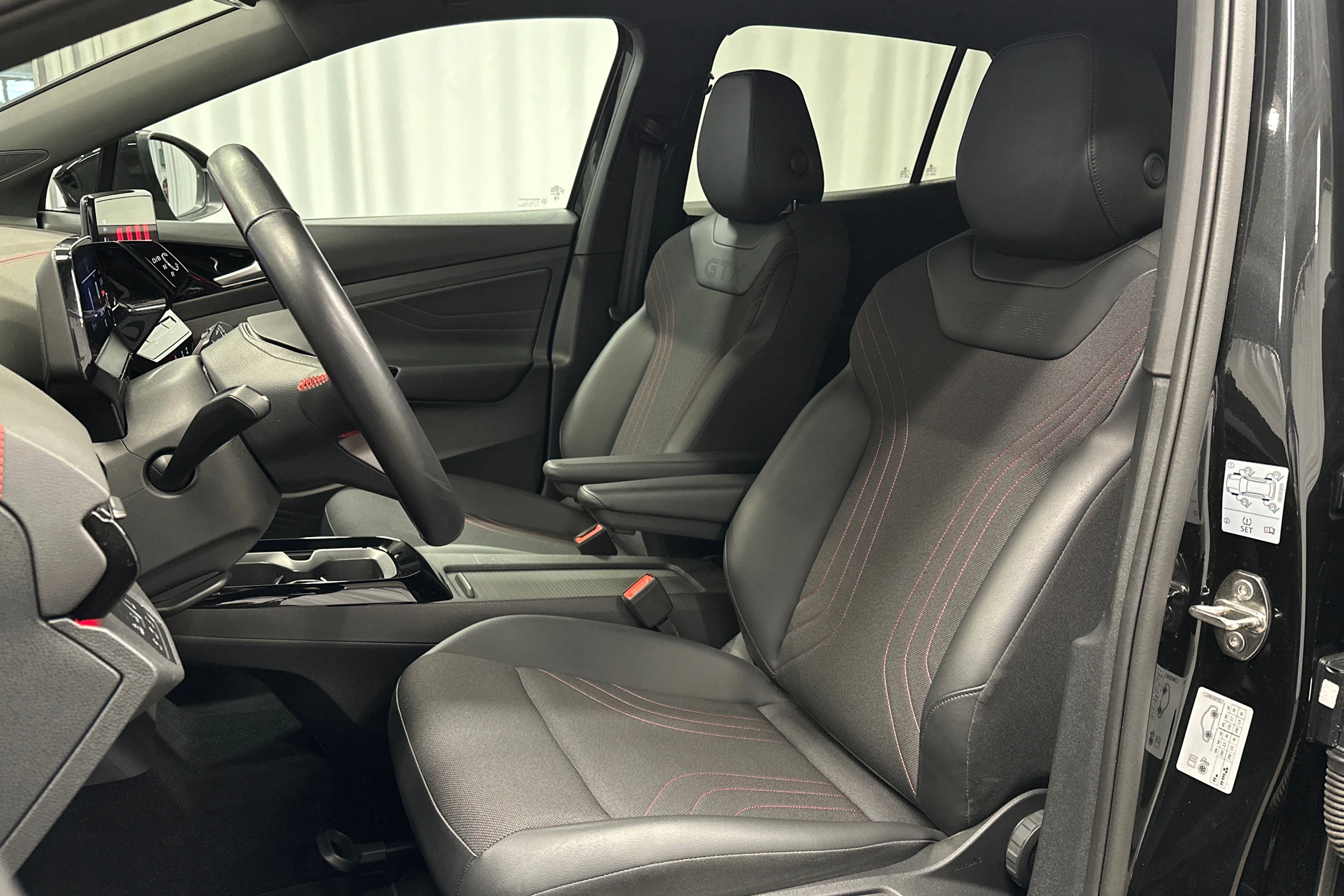 musta Volkswagen ID.4 2024 kuva 12.